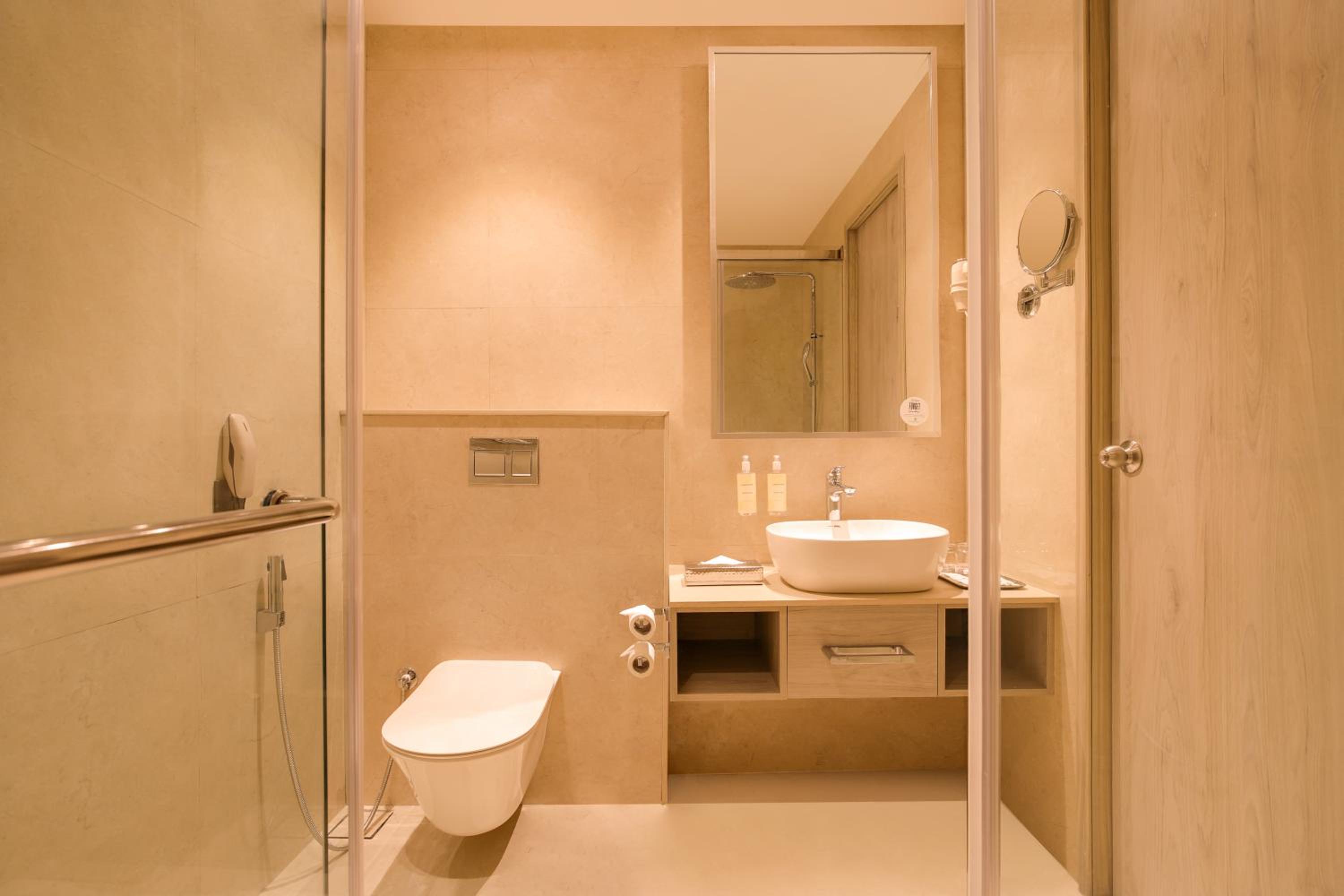 Executive Suite - Photo 9