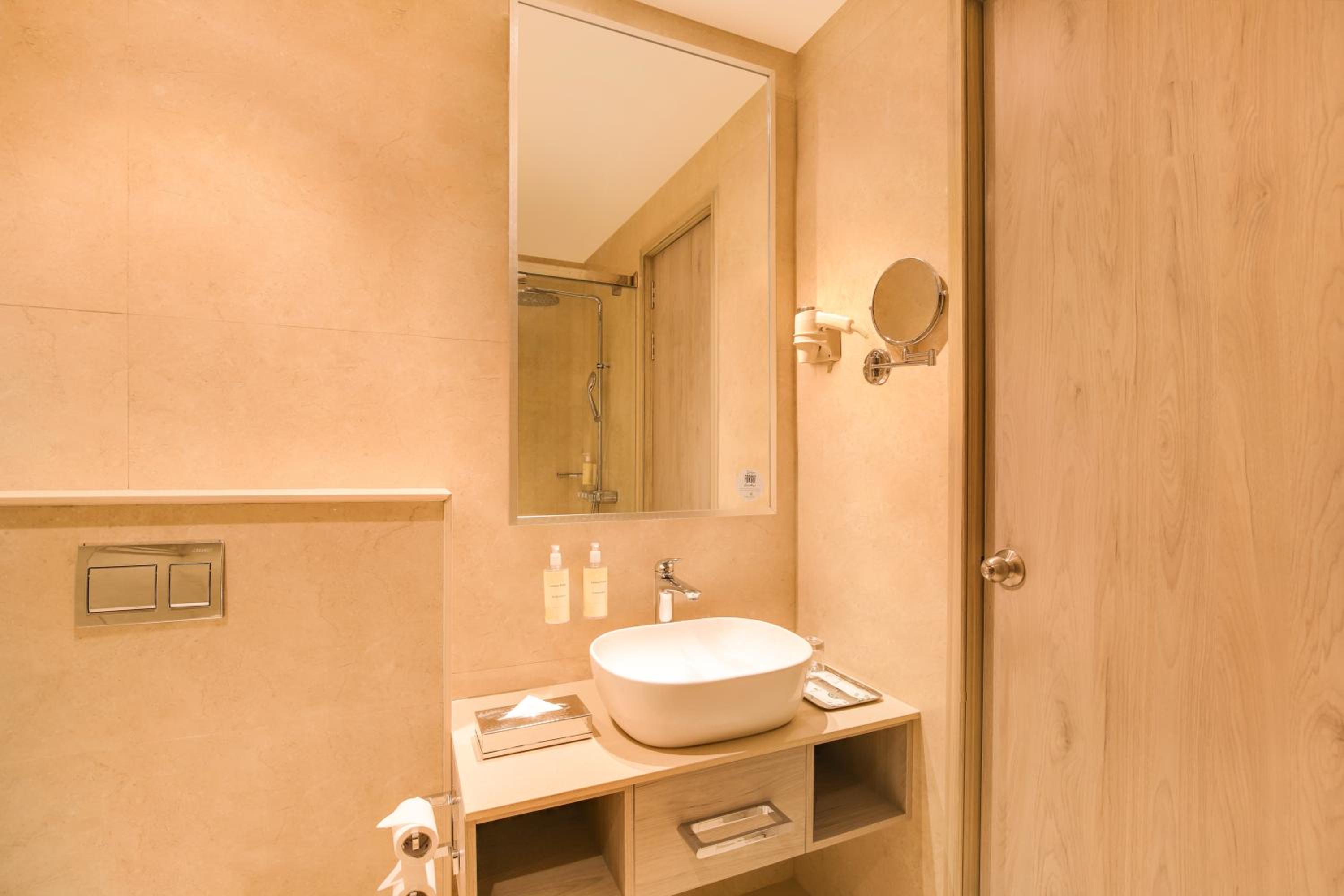 Executive Suite - Photo 8