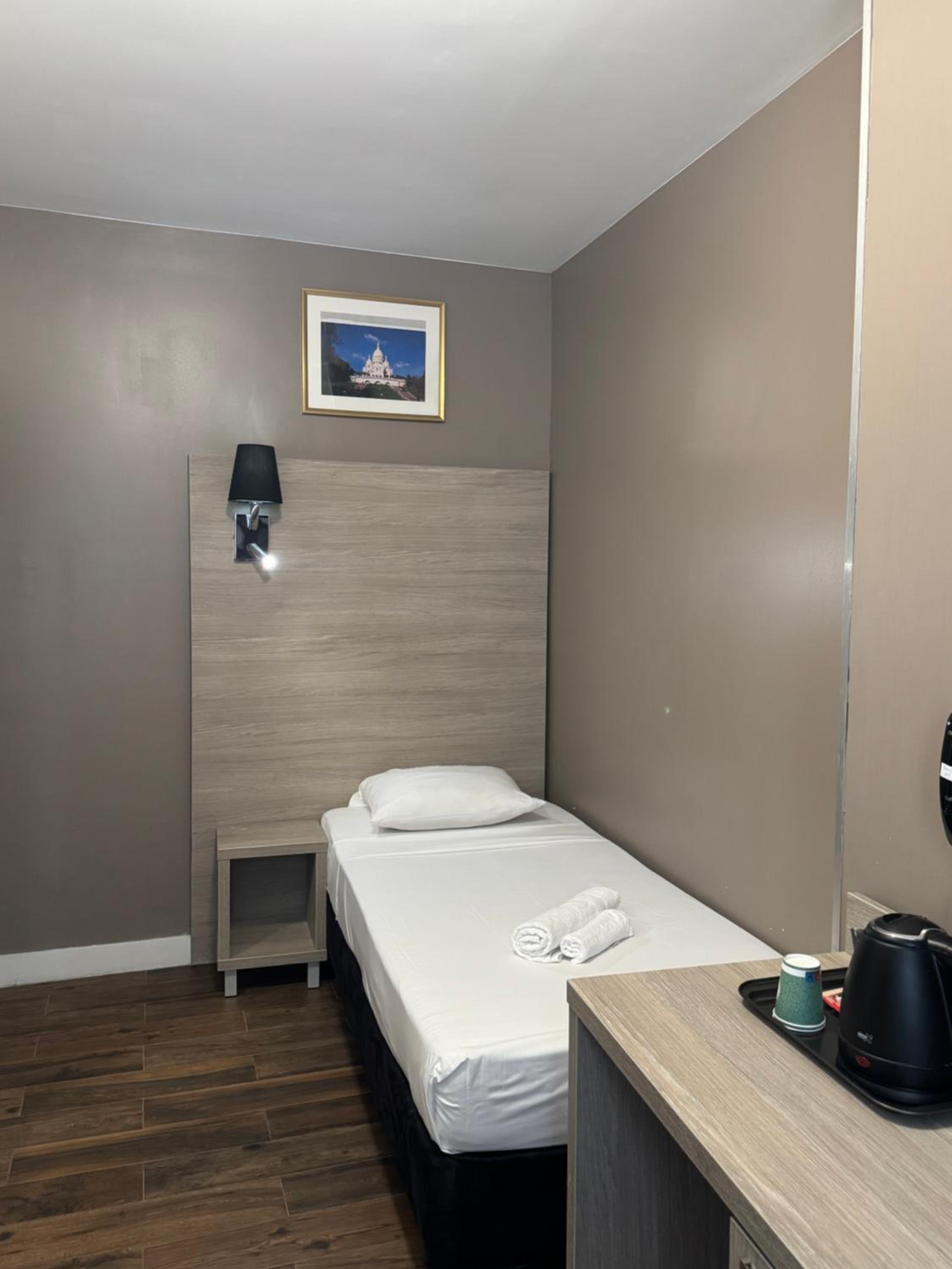 Single Room with Private Bathroom photo 3