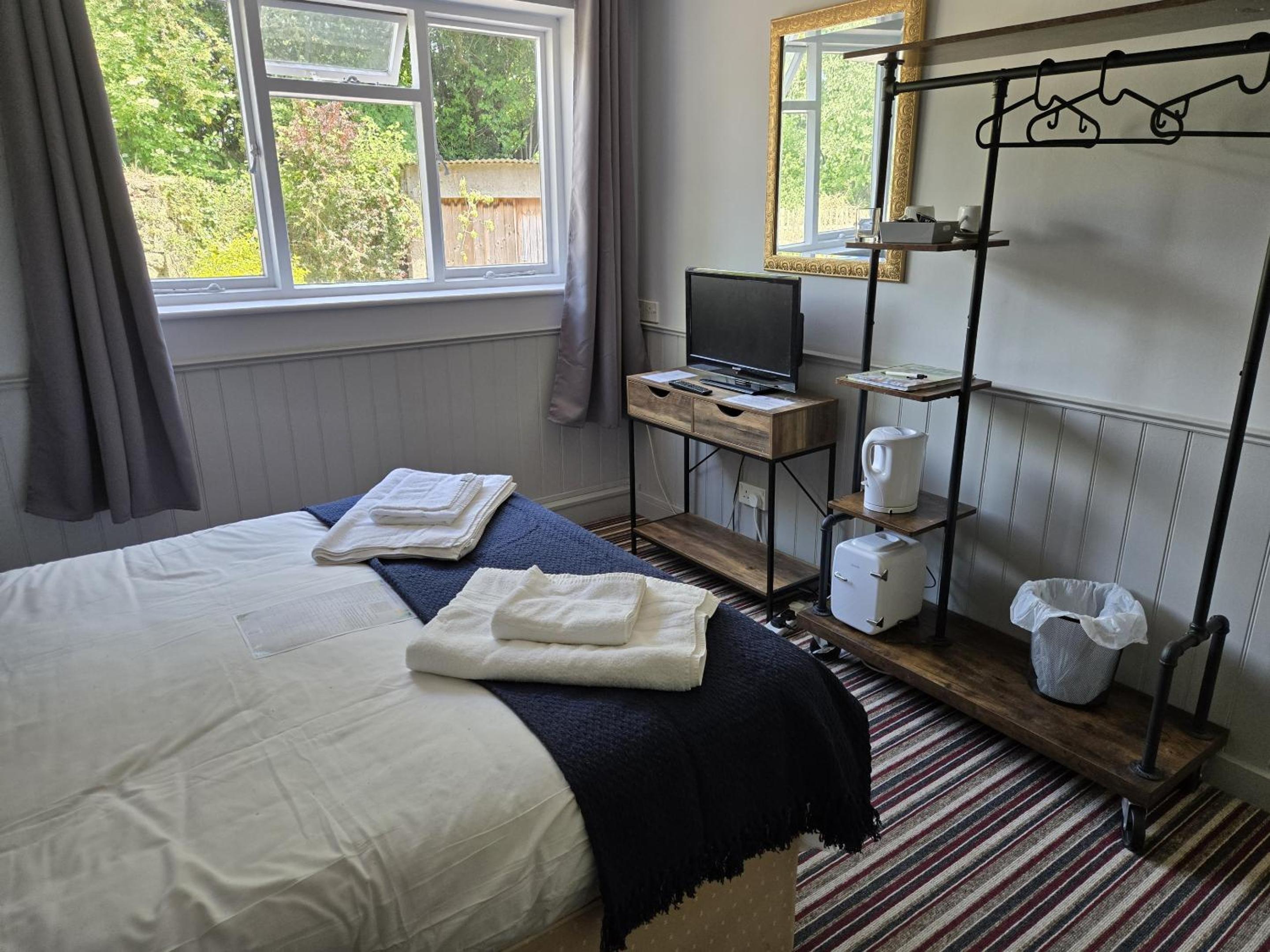 Large Double Room - Photo 5