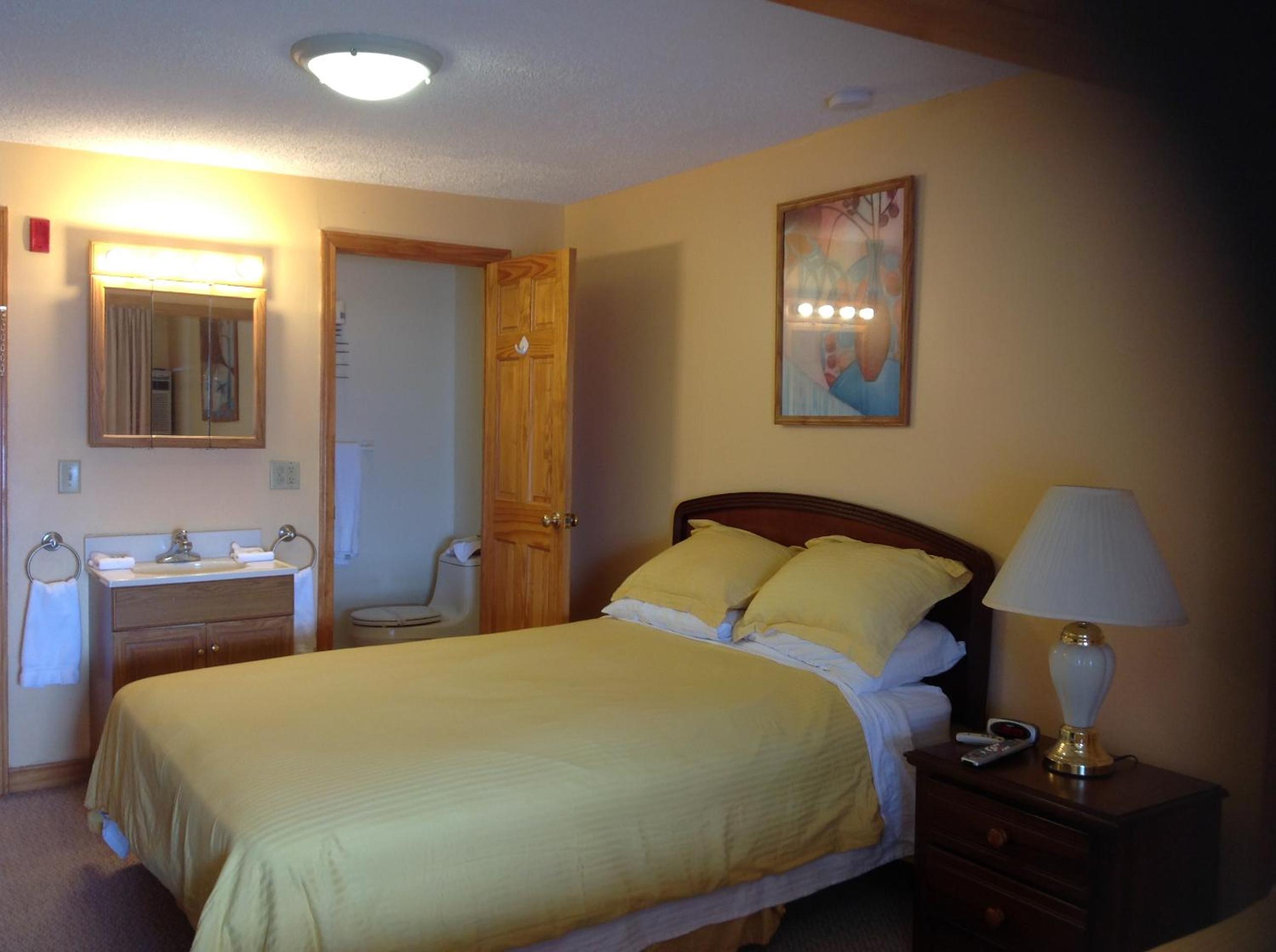 Queen Room with Balcony - Oceanfront photo 3