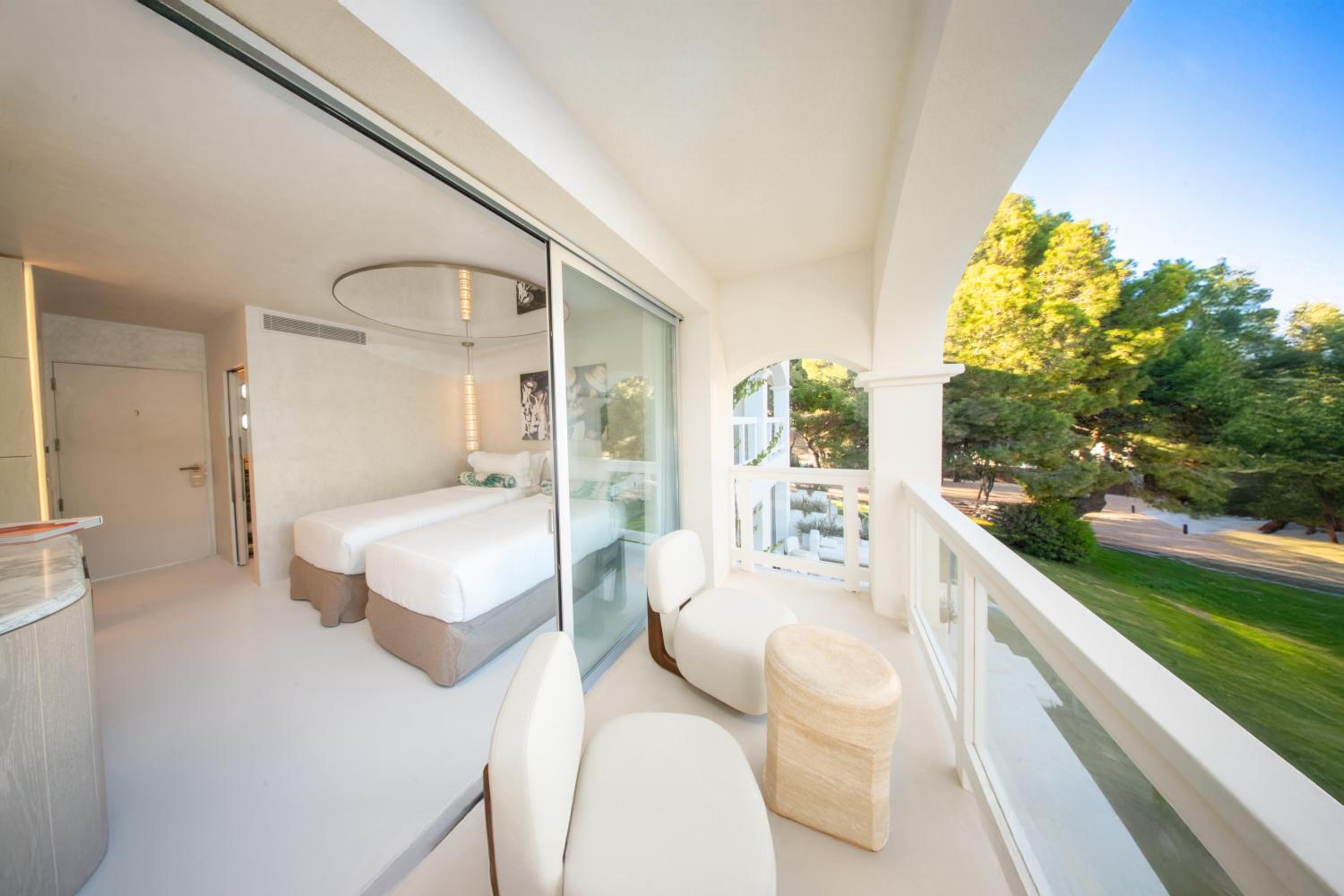 Superior Room with 2 Single Beds- Entrance to Pacha Club Included photo 3