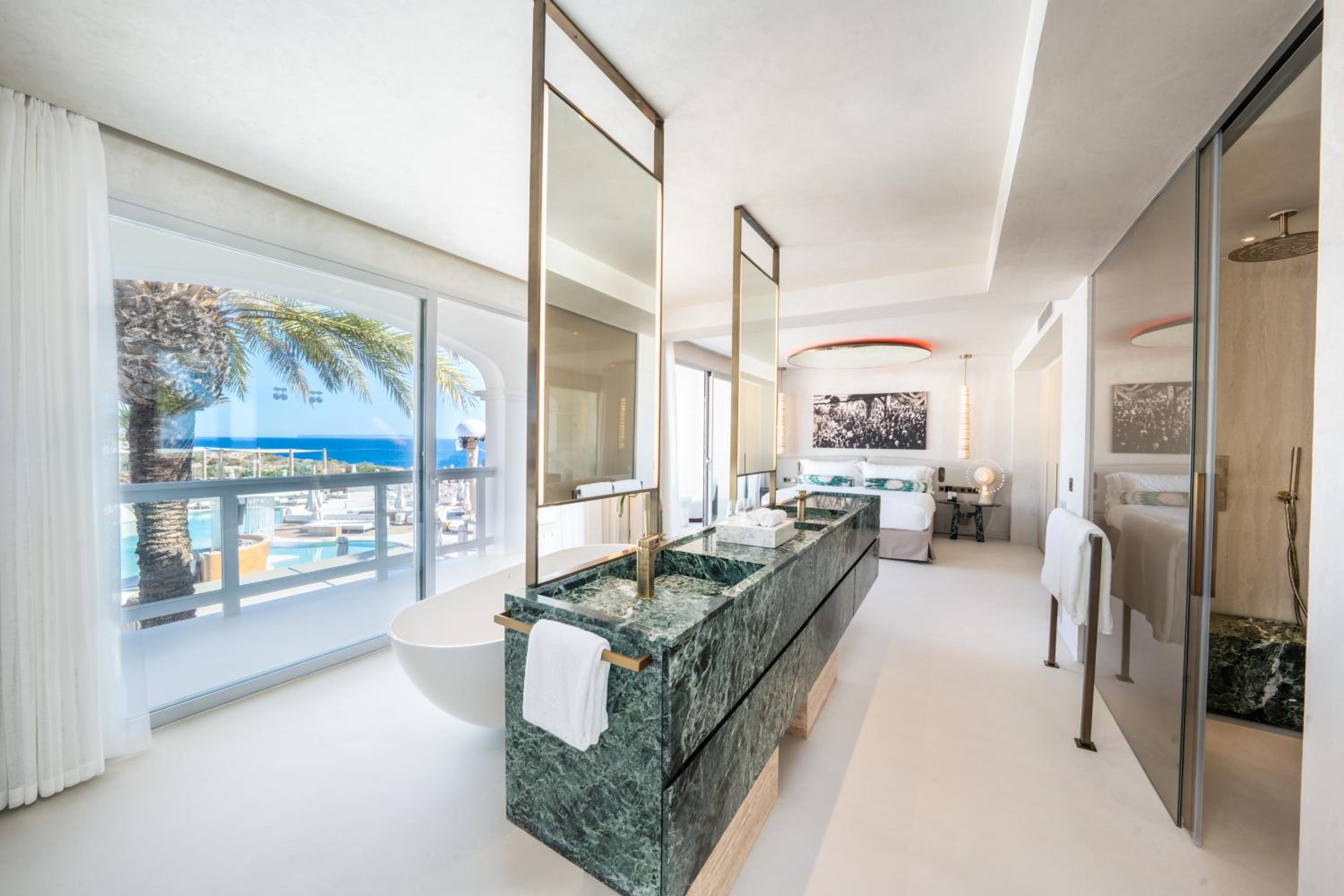 Epic Suite with Pool View- Entrance to Pacha Club Included photo 2