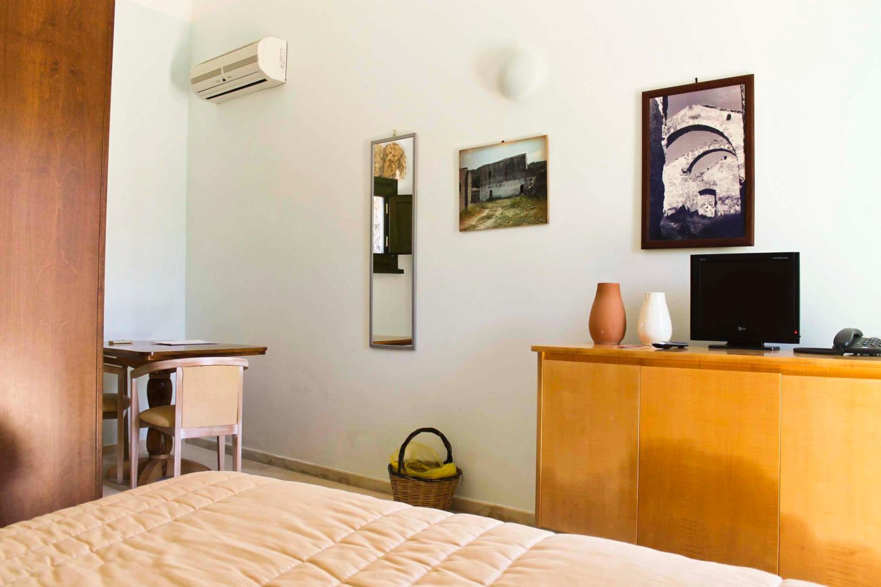 Economy Double Room photo 2