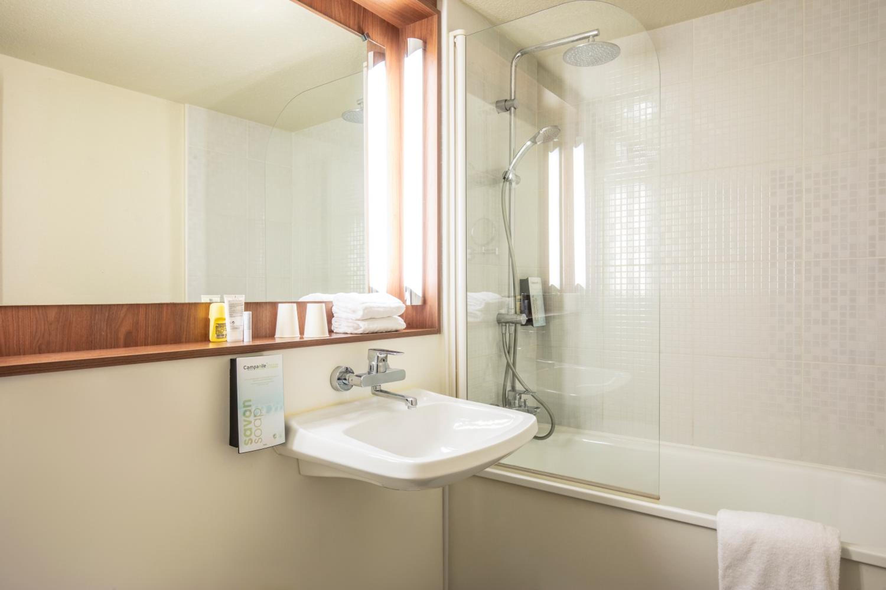 Twin Room with Two Single Beds and 1 Junior Bed (Up To 10 Years) - Photo 1