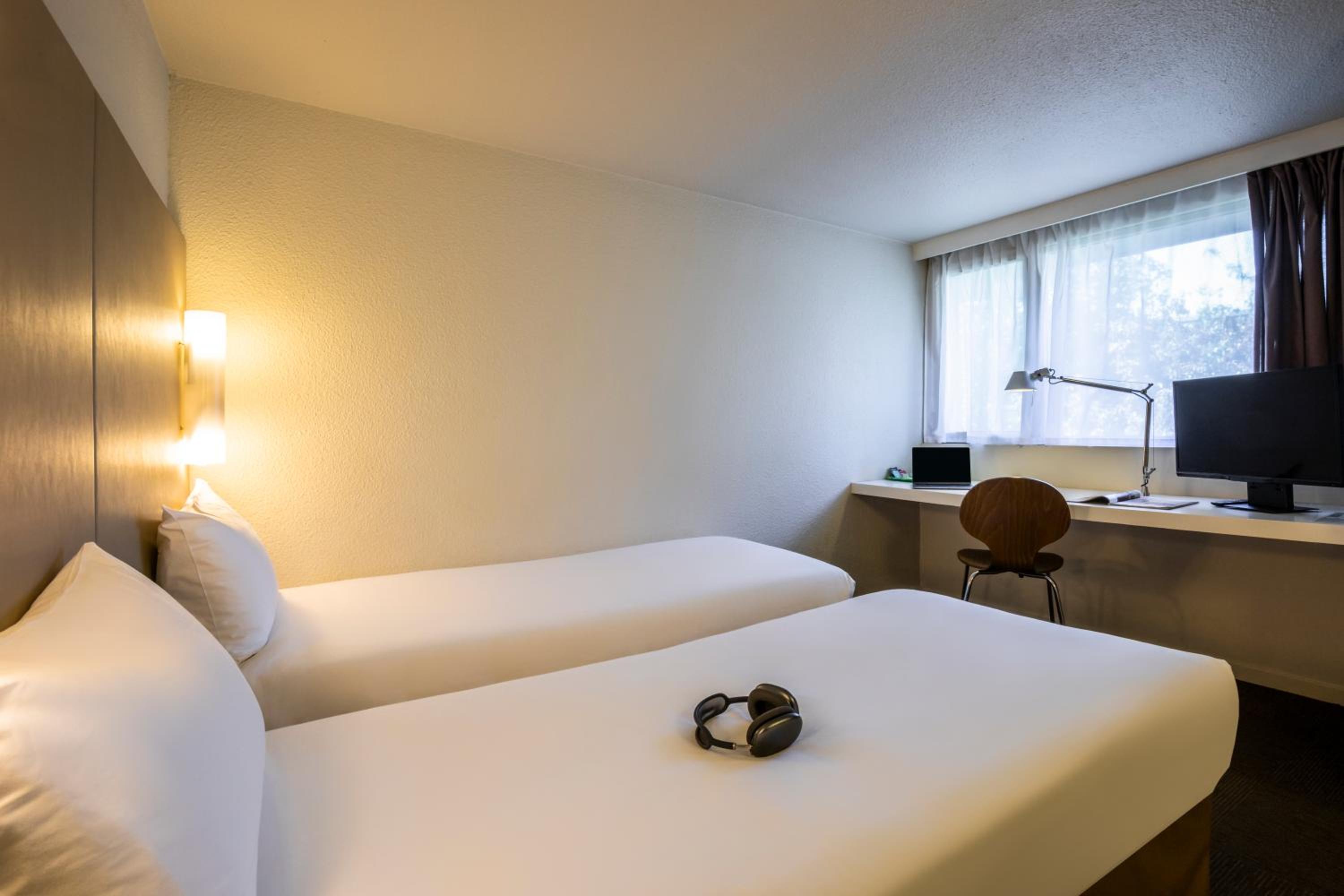 Twin Room with Two Single Beds and 1 Junior Bed (Up To 10 Years) - Photo 3