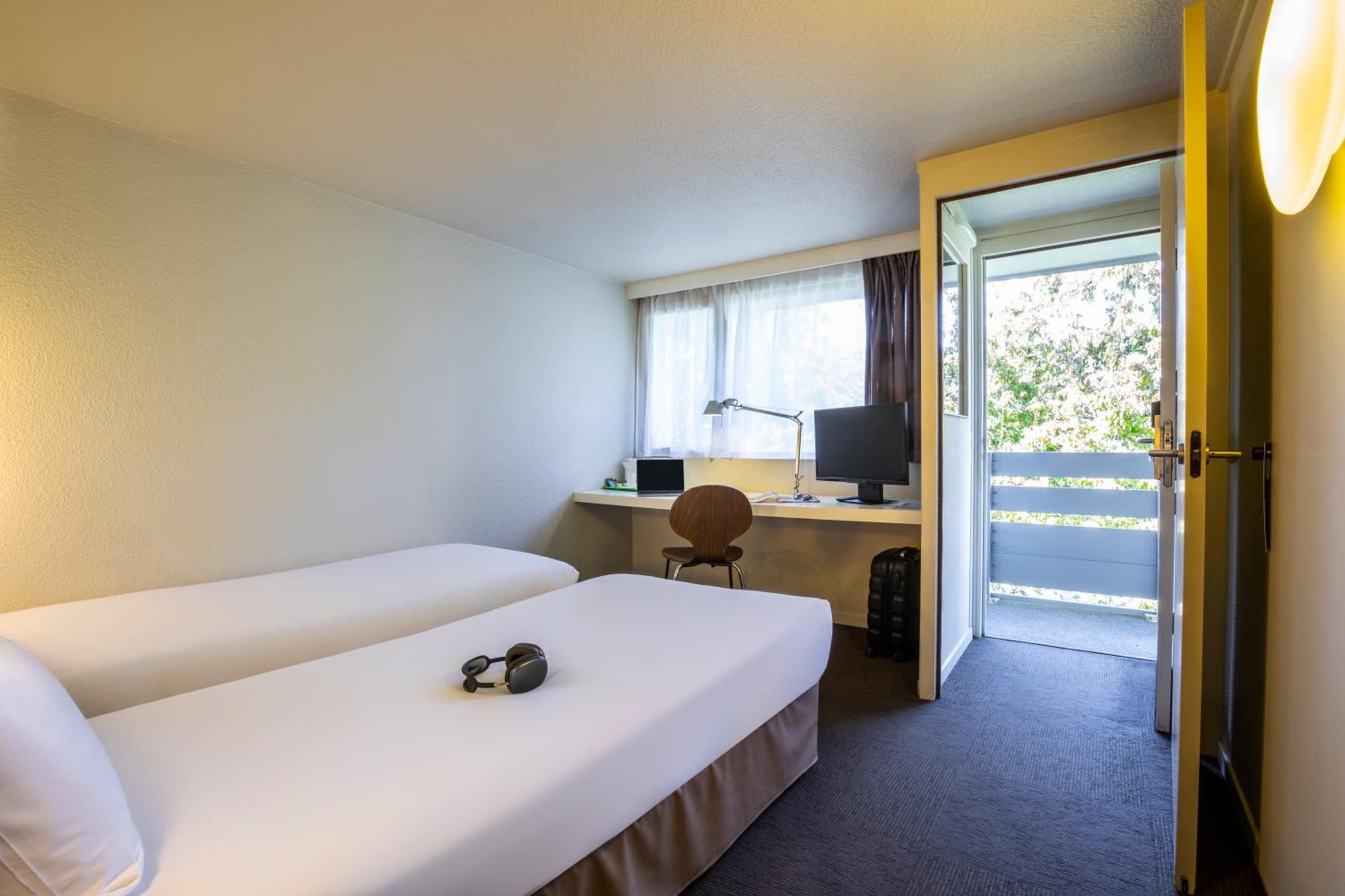 Twin Room with Two Single Beds and 1 Junior Bed (Up To 10 Years) - Photo 2