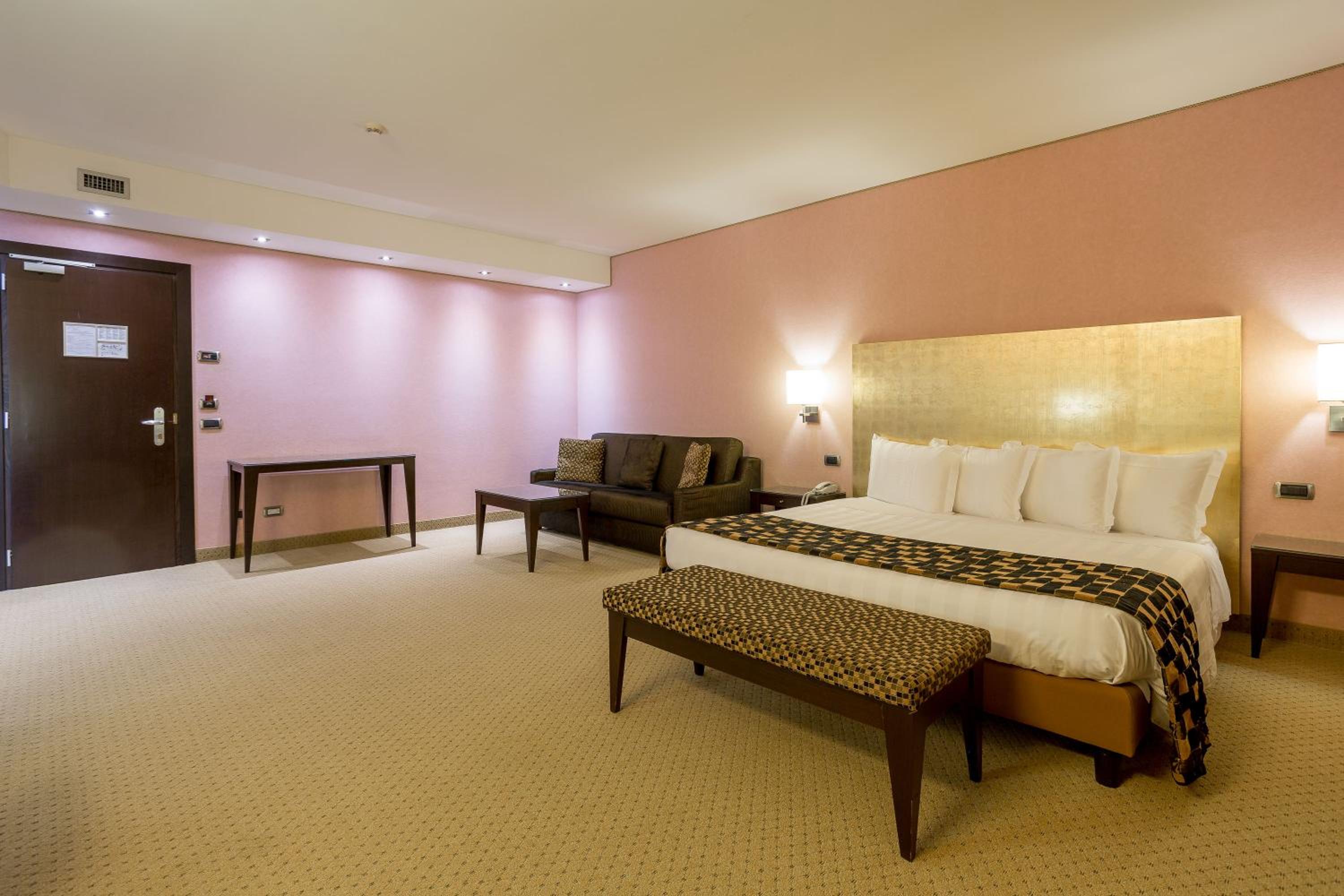 Suite with Spa Bath - Photo 2