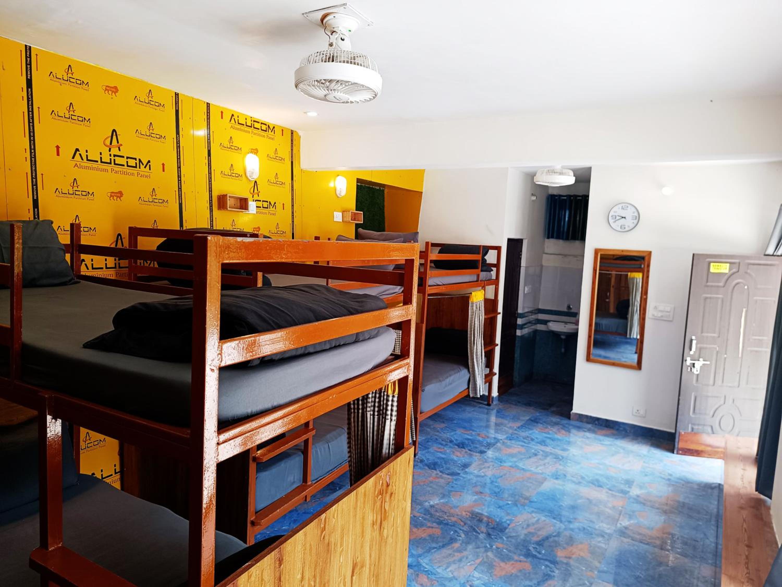 Bed in 6-Bed Mixed Dormitory Room photo 3