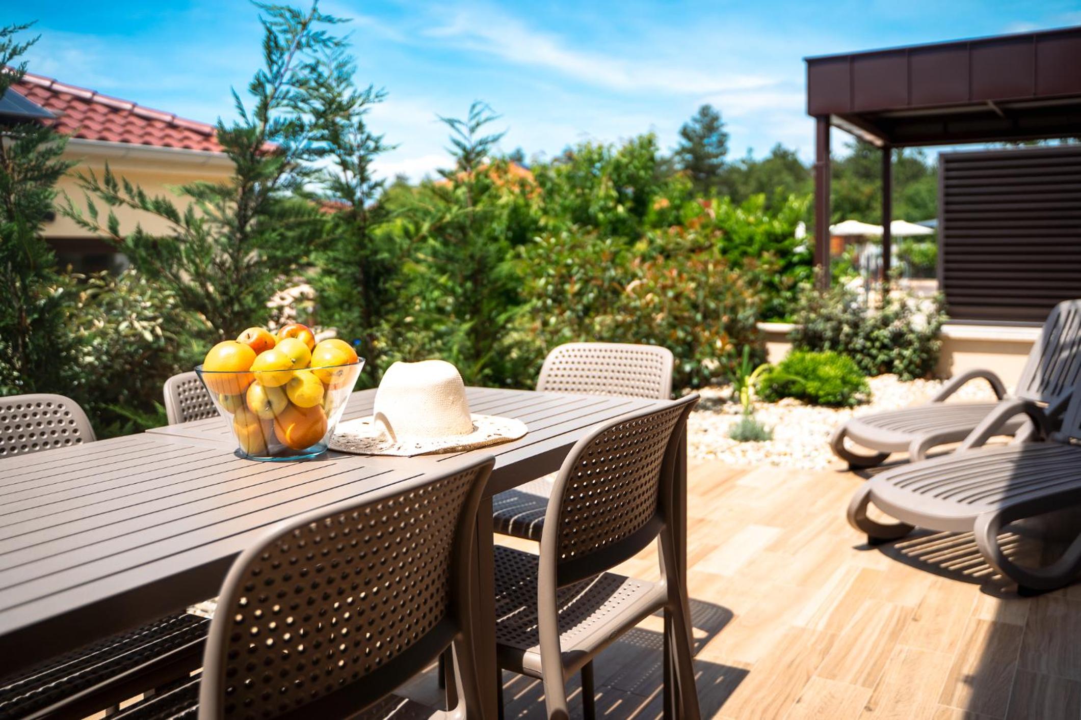 Deluxe Two-Bedroom Apartment with Garden View photo 2