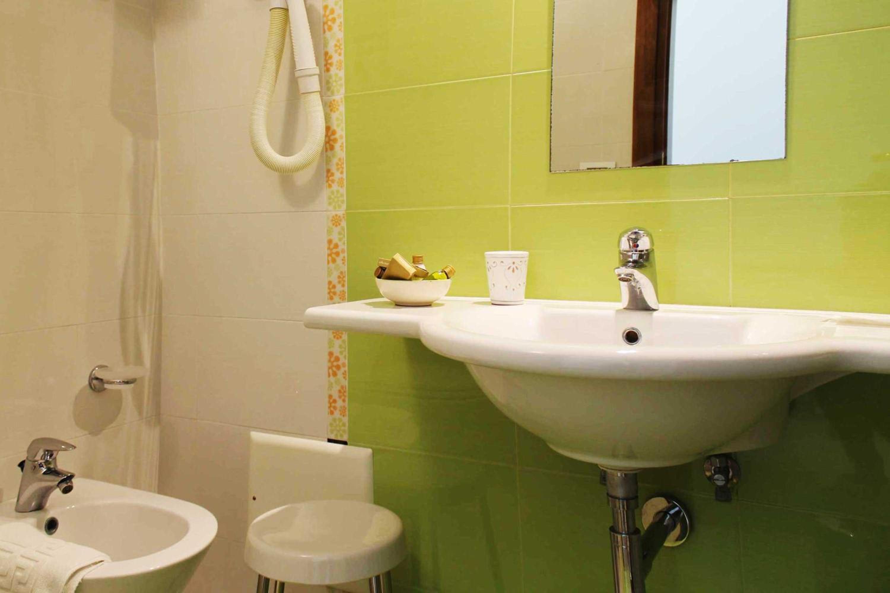 Standard Double Room - Photo 8