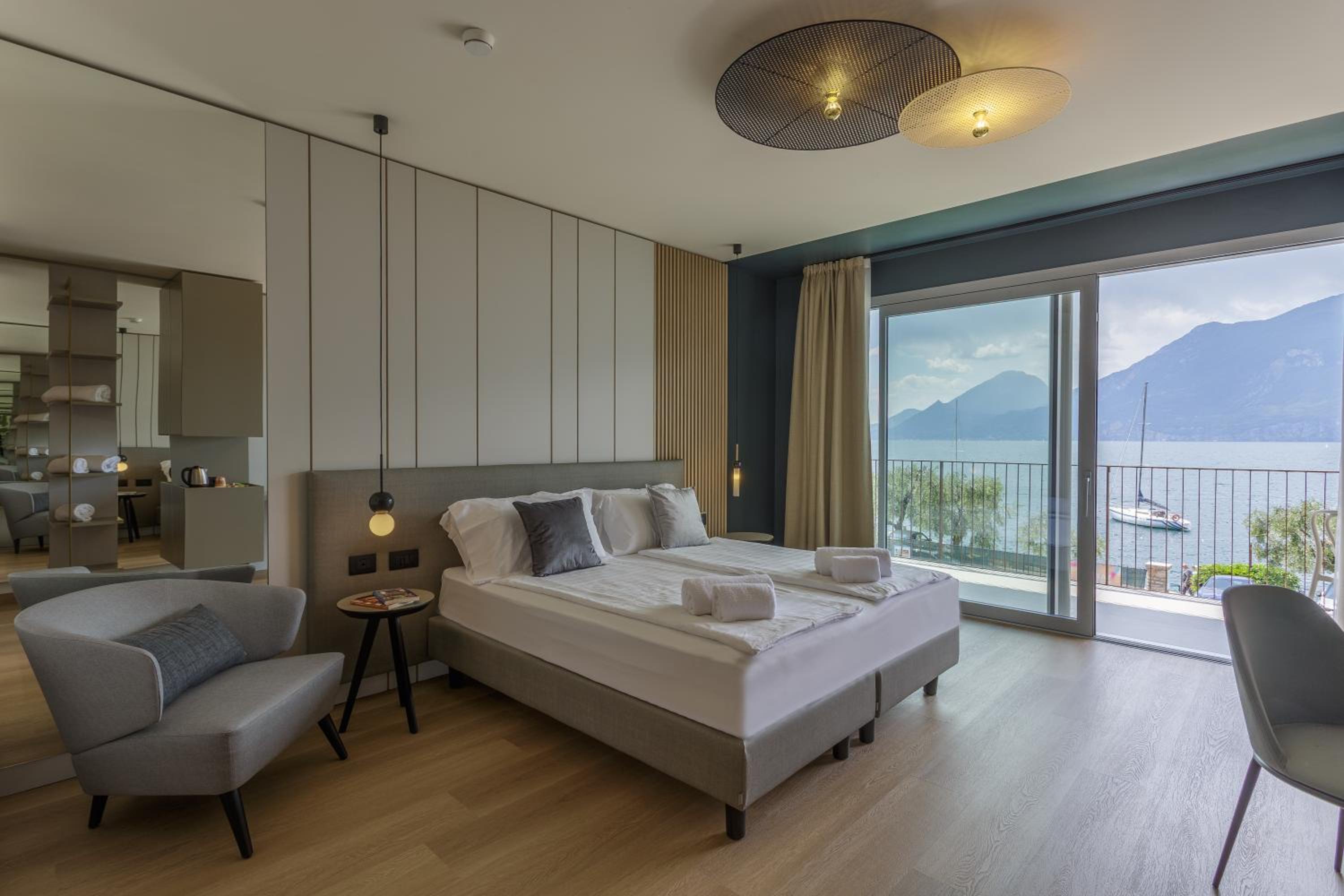 Double or Twin Room with Lake View - Photo 6