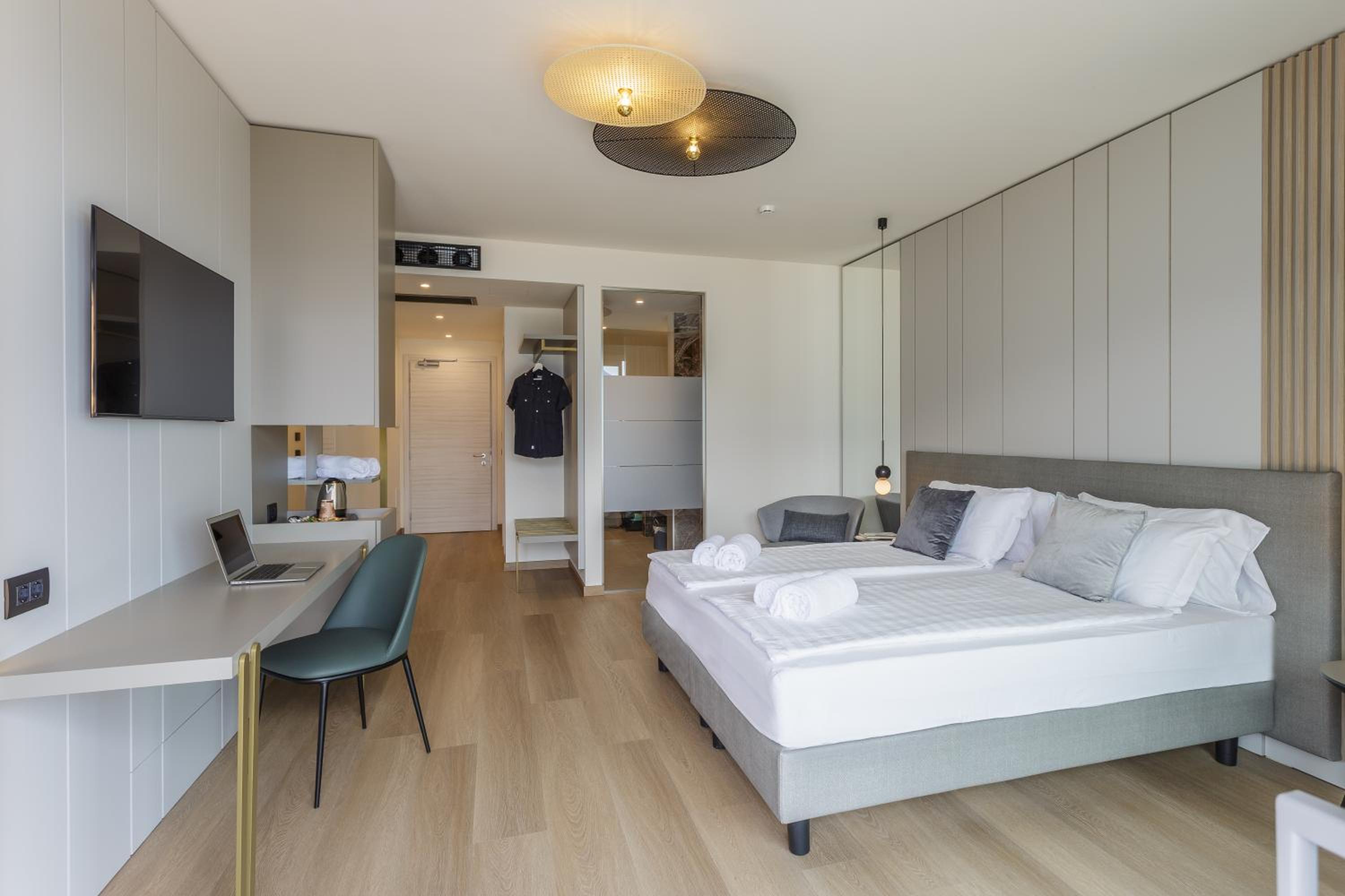 Double or Twin Room with Lake View - Photo 5