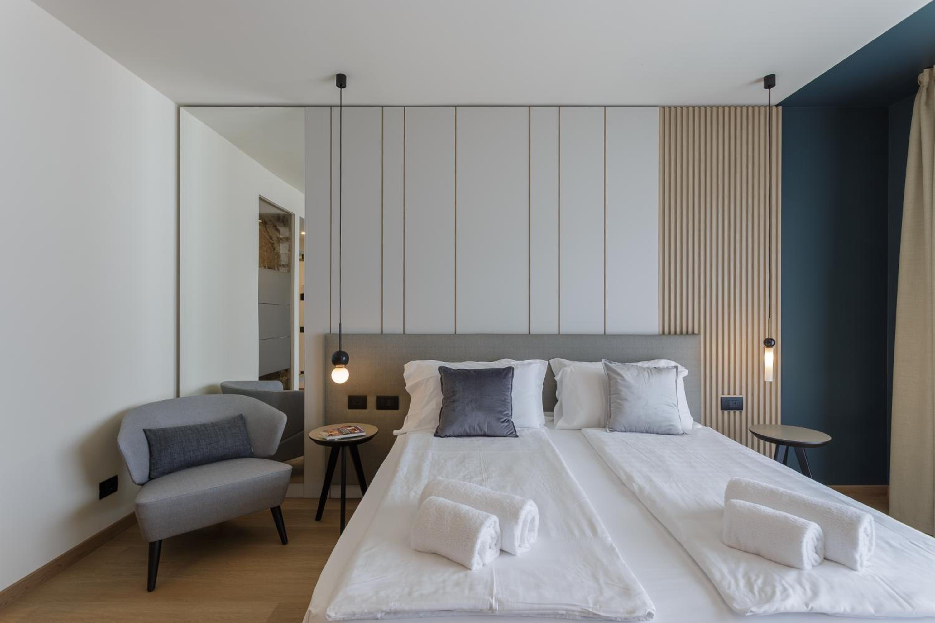 Double or Twin Room with Lake View - Photo 8