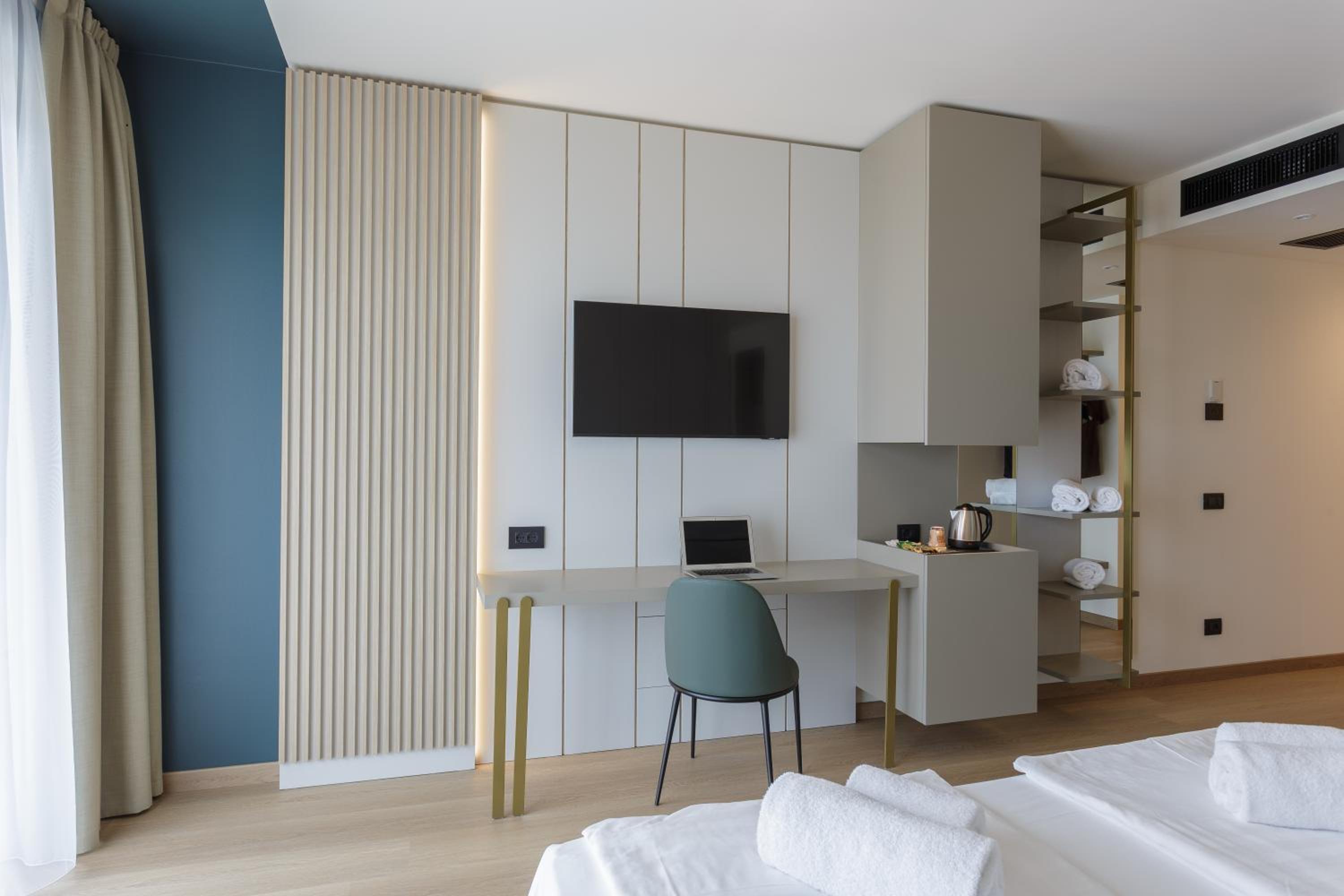 Double or Twin Room with Lake View - Photo 7