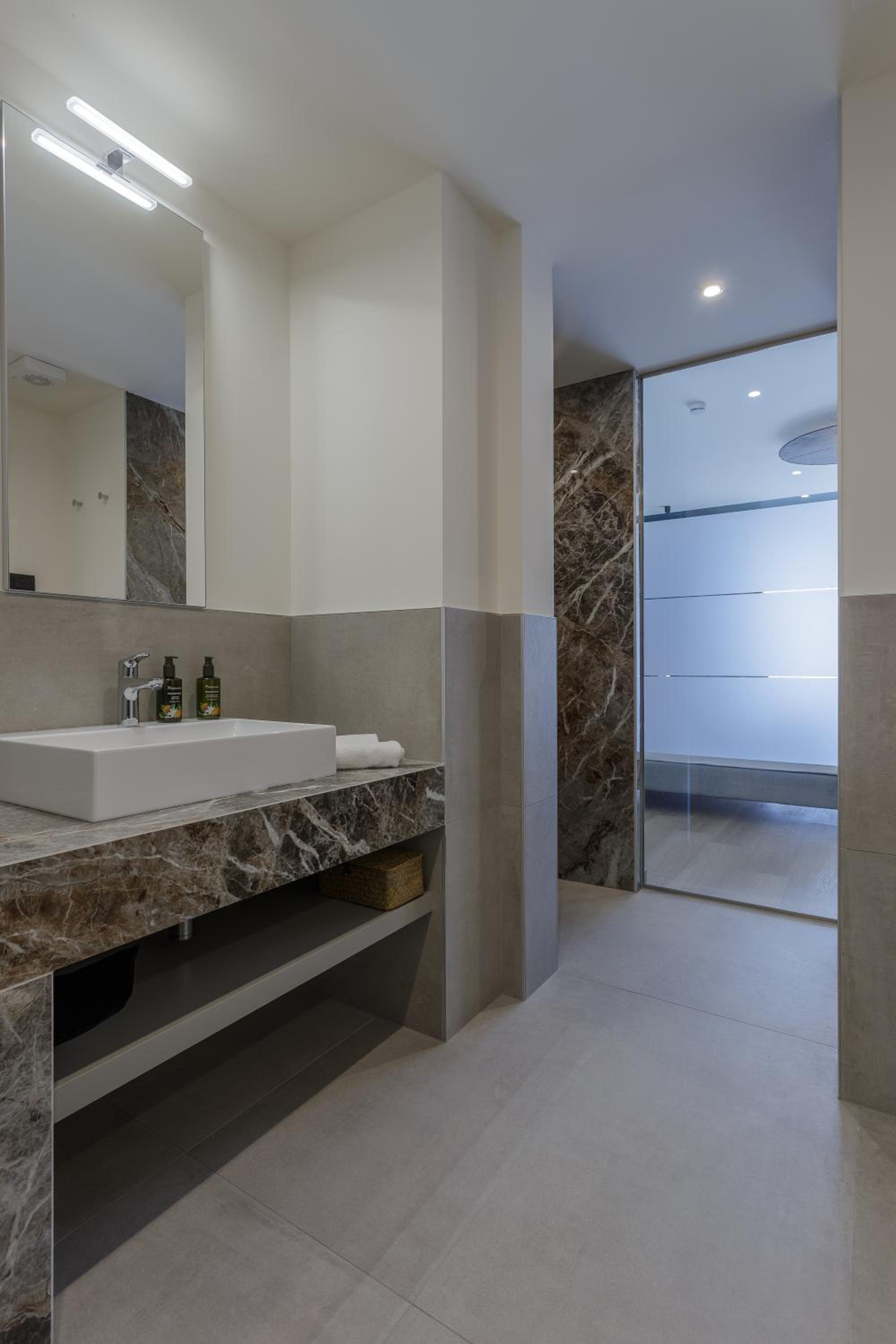 Double or Twin Room with Lake View - Photo 10