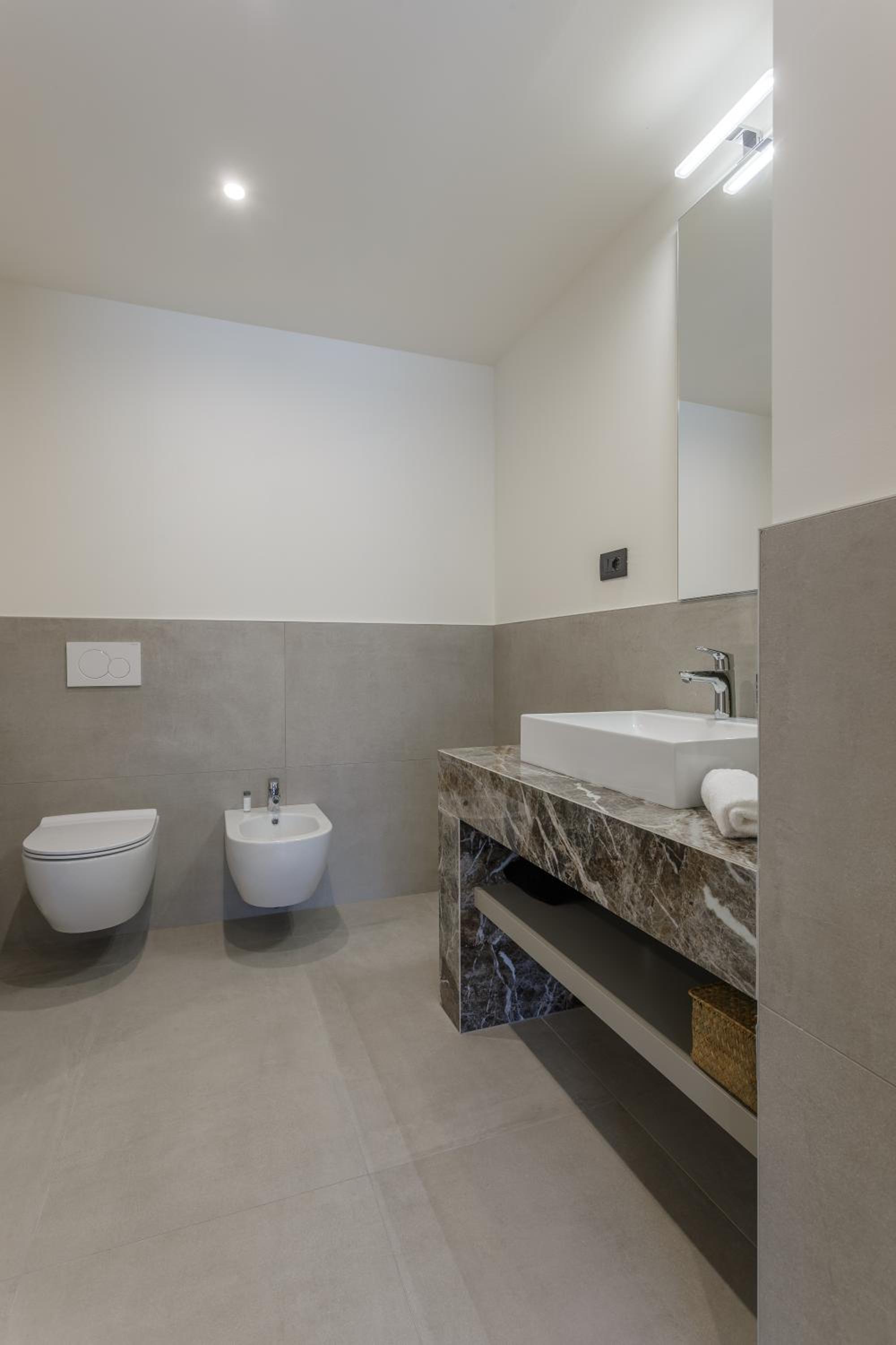 Double or Twin Room with Lake View - Photo 9