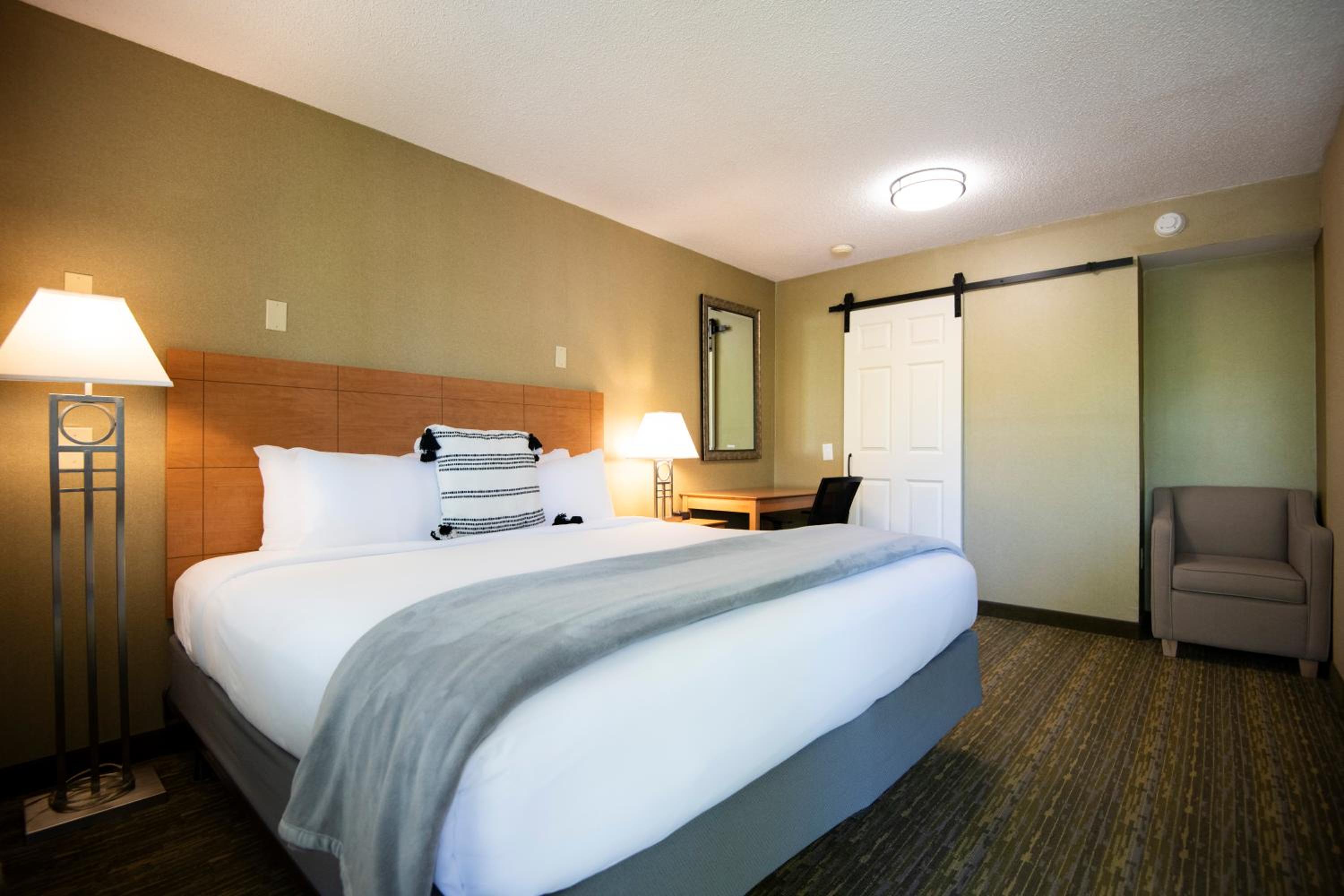 Standard King Room photo 1