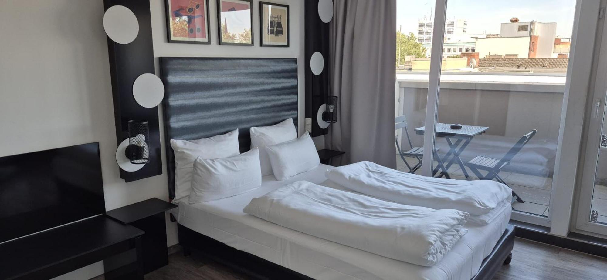 Standard Queen Room with Balcony - Top Floor
