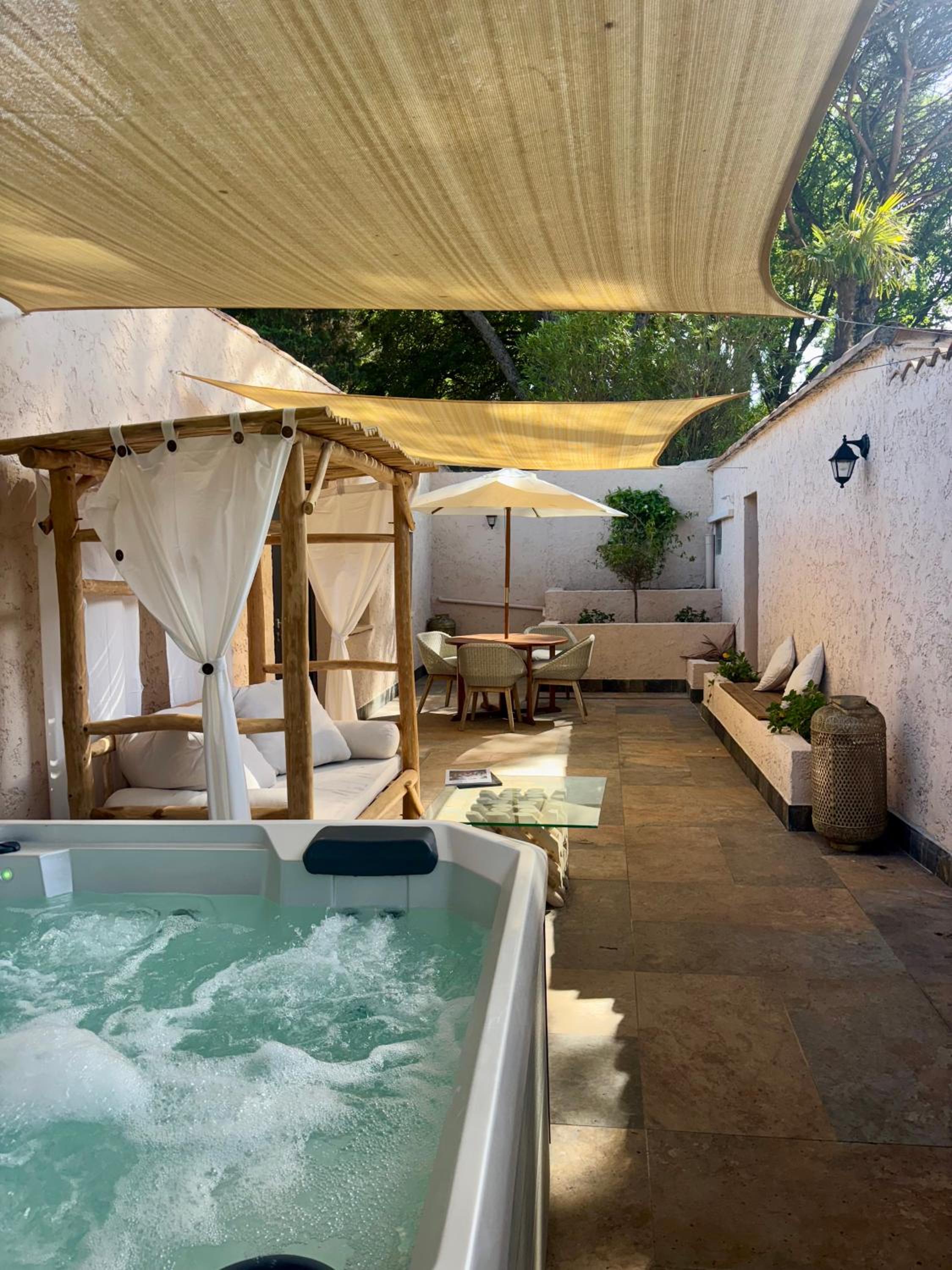 Suite with Hot Tub photo 3