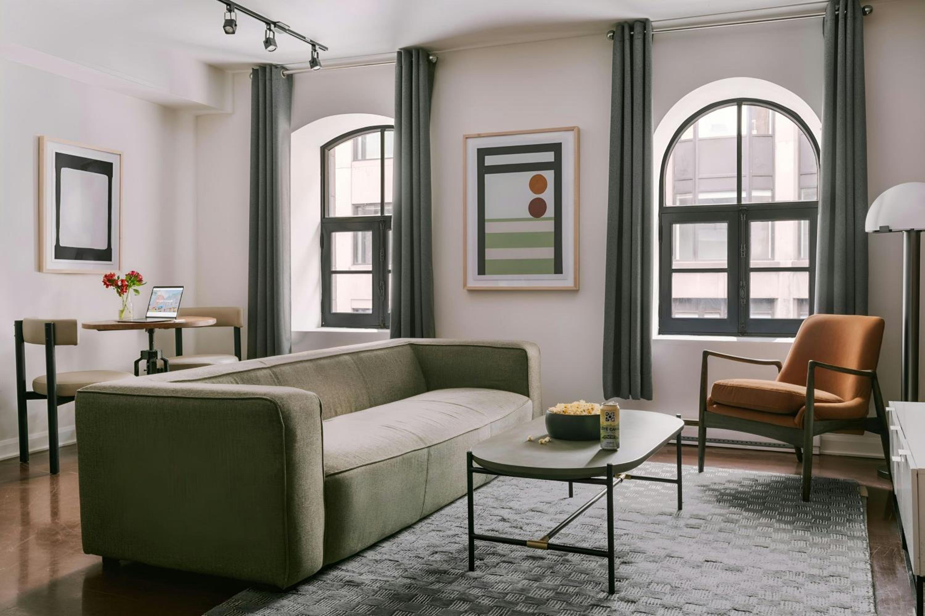 Studio Apartment with Queen Bed photo 1