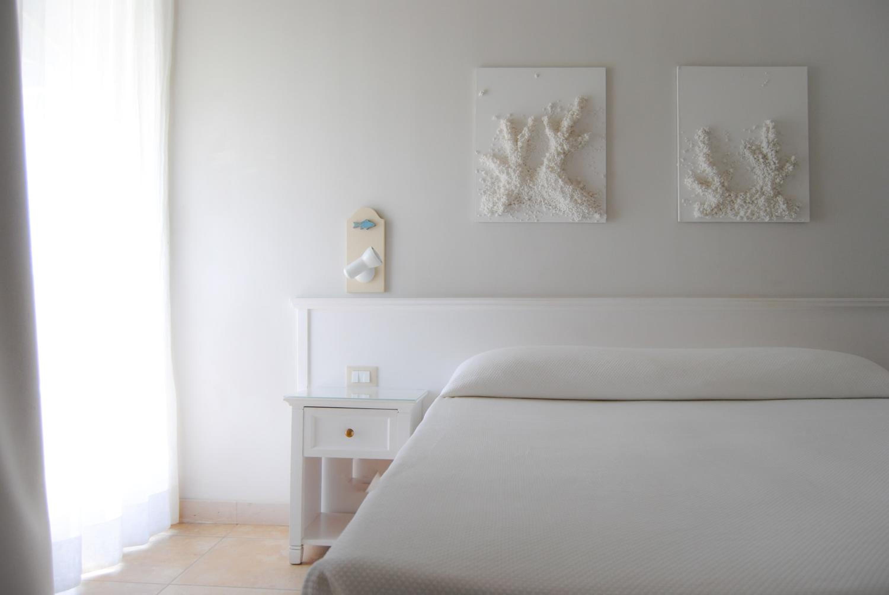 Double or Twin Room with Side Sea View - Photo 1
