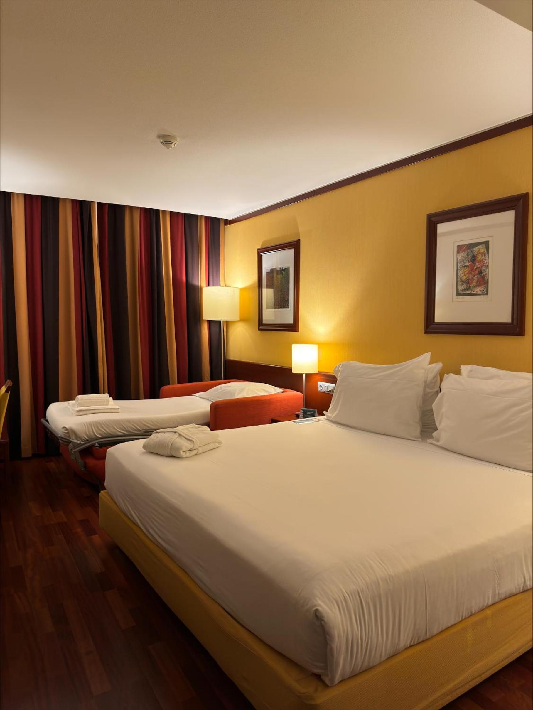 Standard Twin Room with Single Sofa Bed thumbnail 5