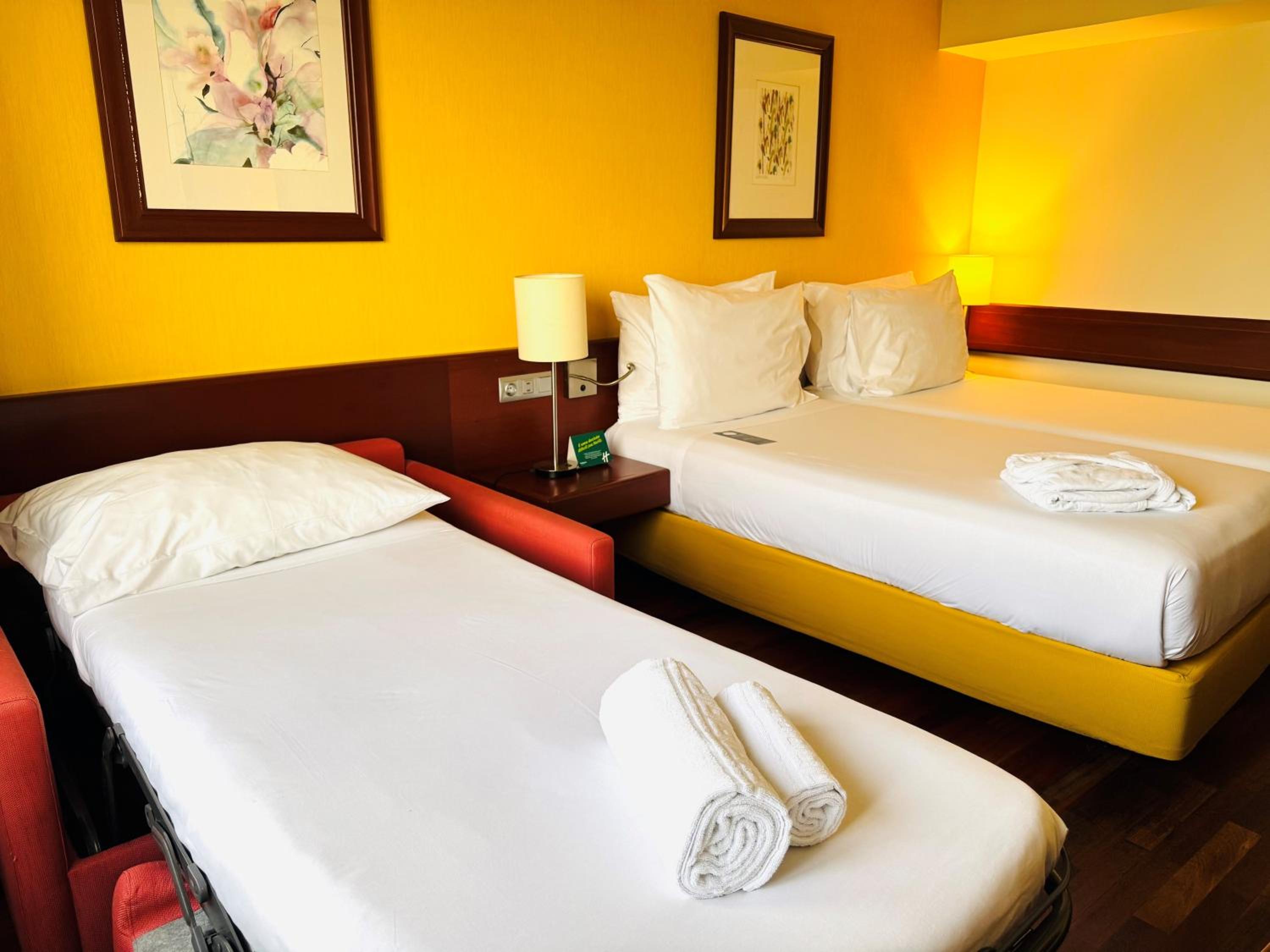 Standard Twin Room with Single Sofa Bed thumbnail 6