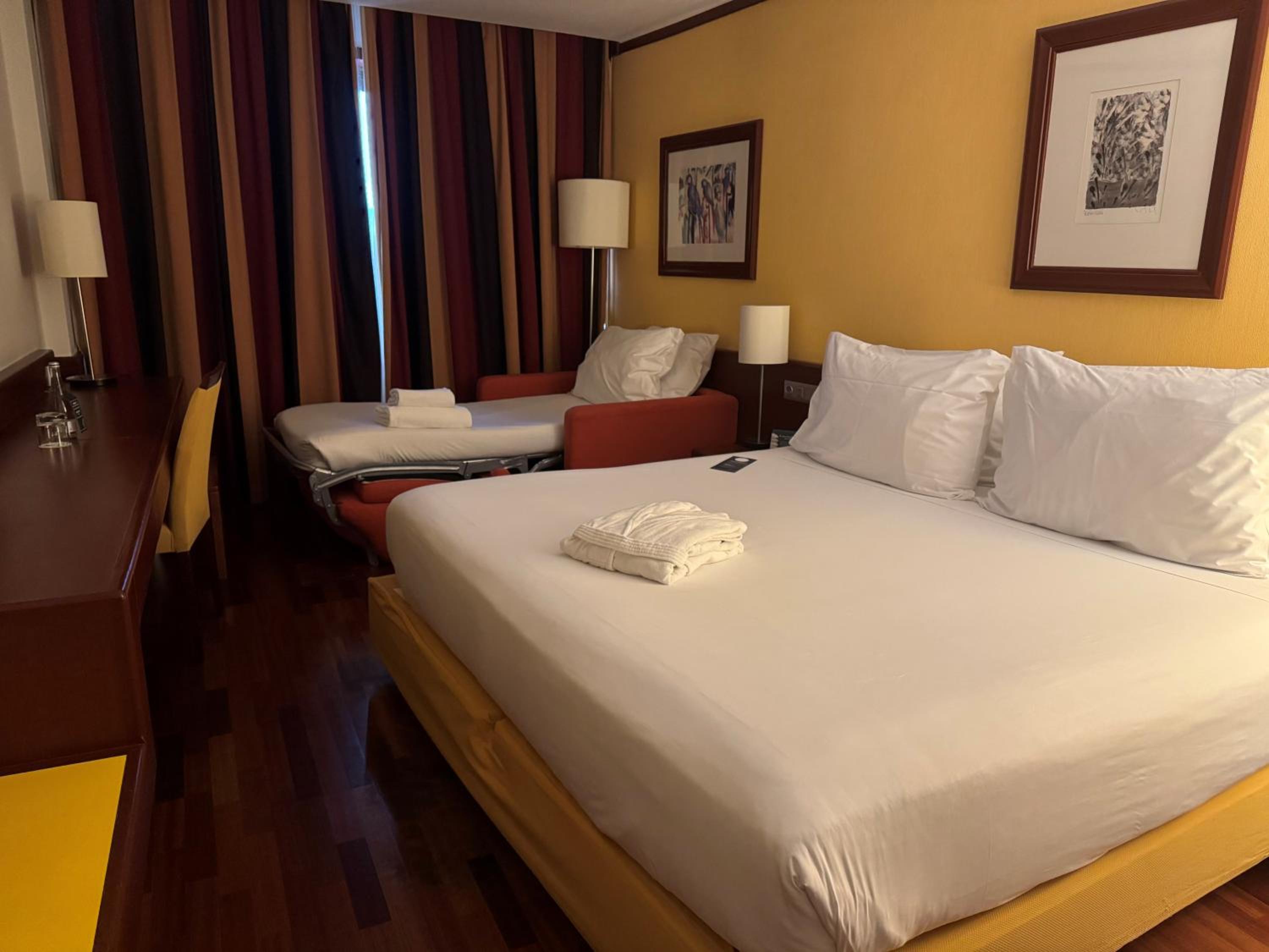 Standard Twin Room with Single Sofa Bed thumbnail 6