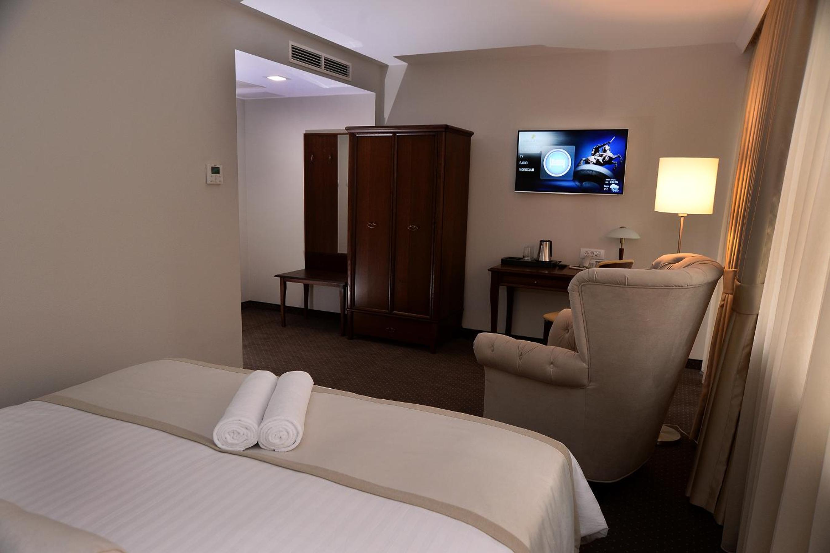 Deluxe Room with Balcony photo 3