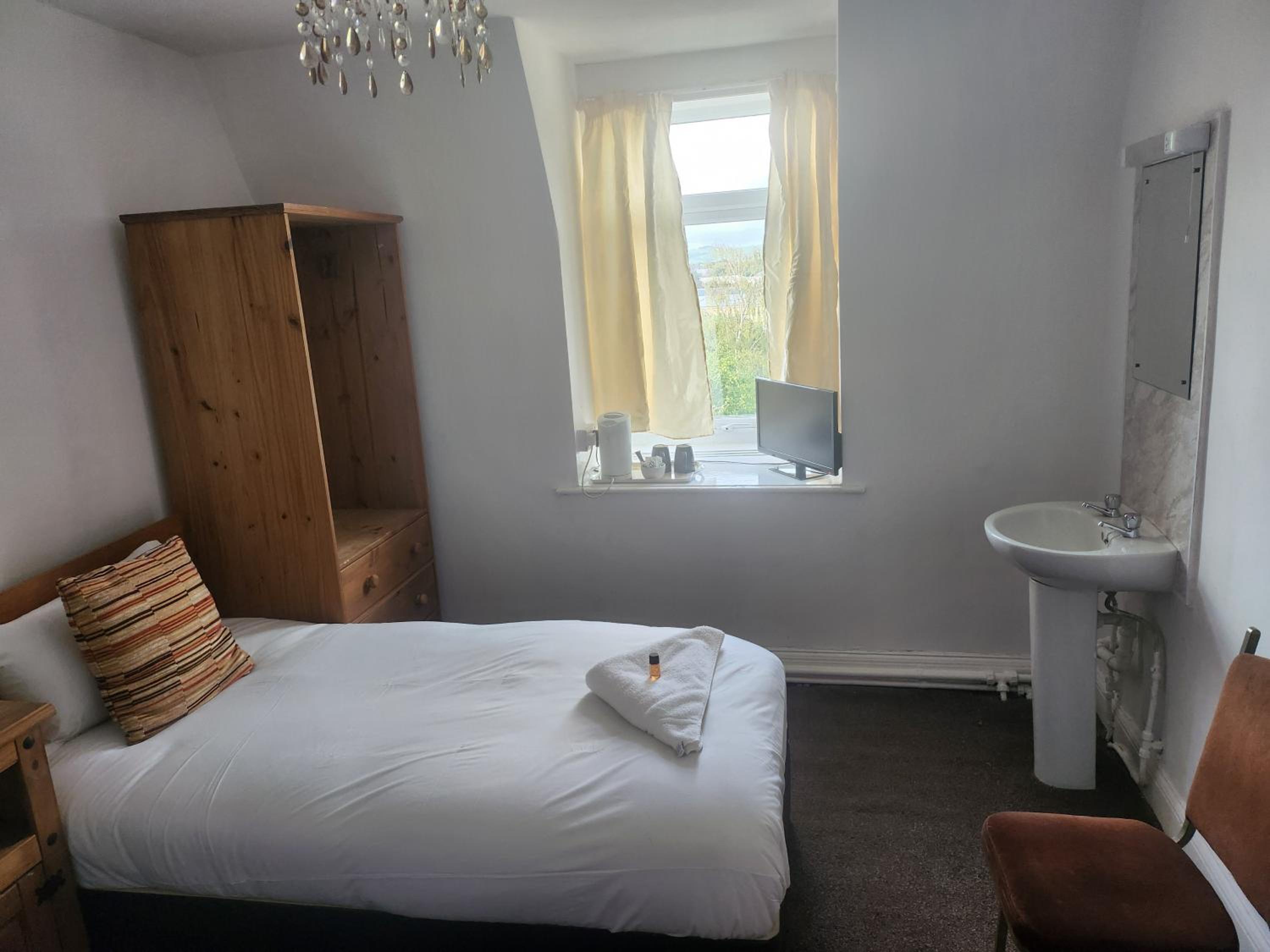 Budget Twin Room - Photo 5