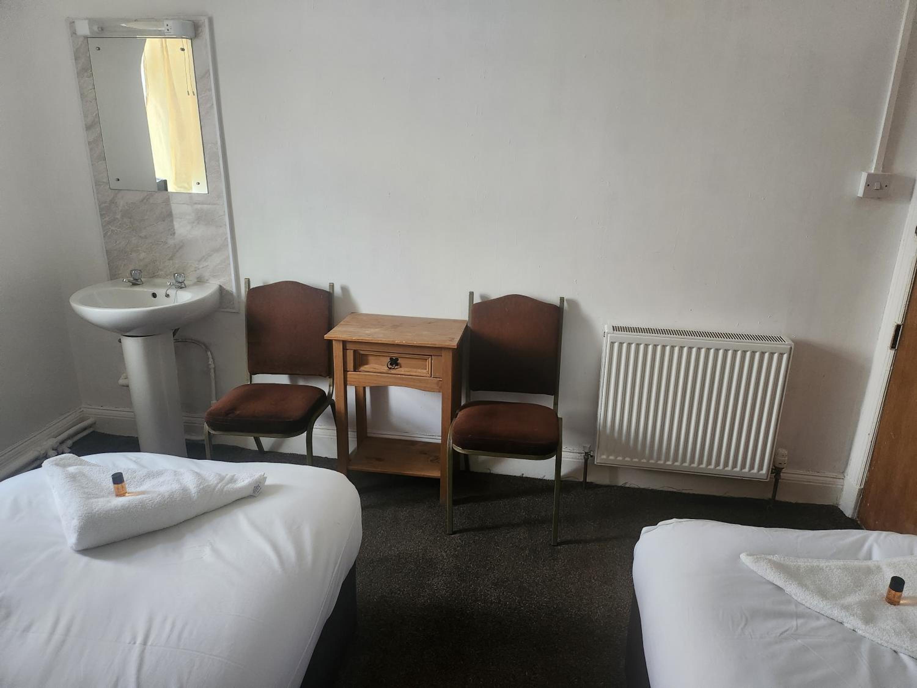 Budget Twin Room - Photo 6