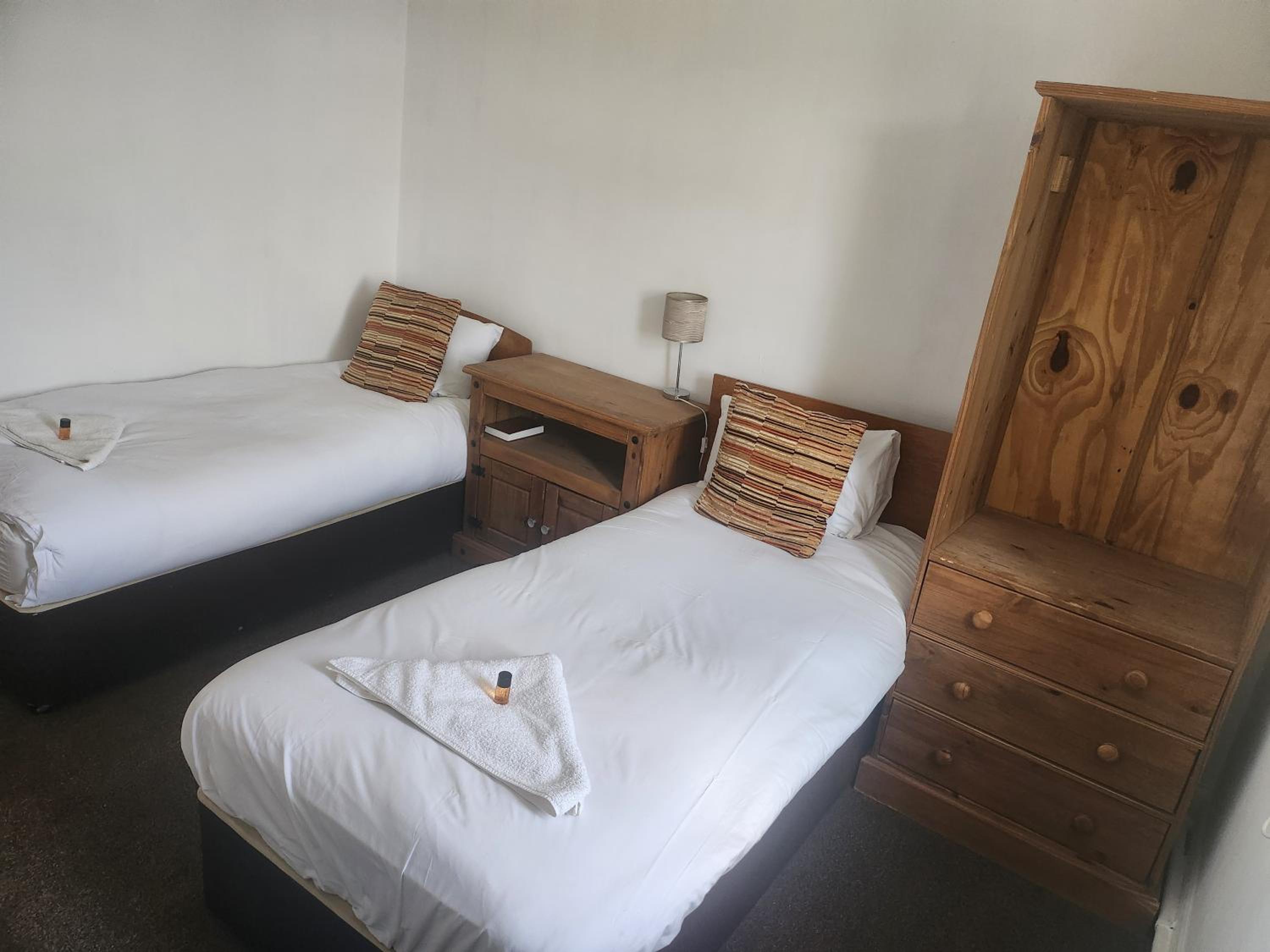 Budget Twin Room - Photo 4