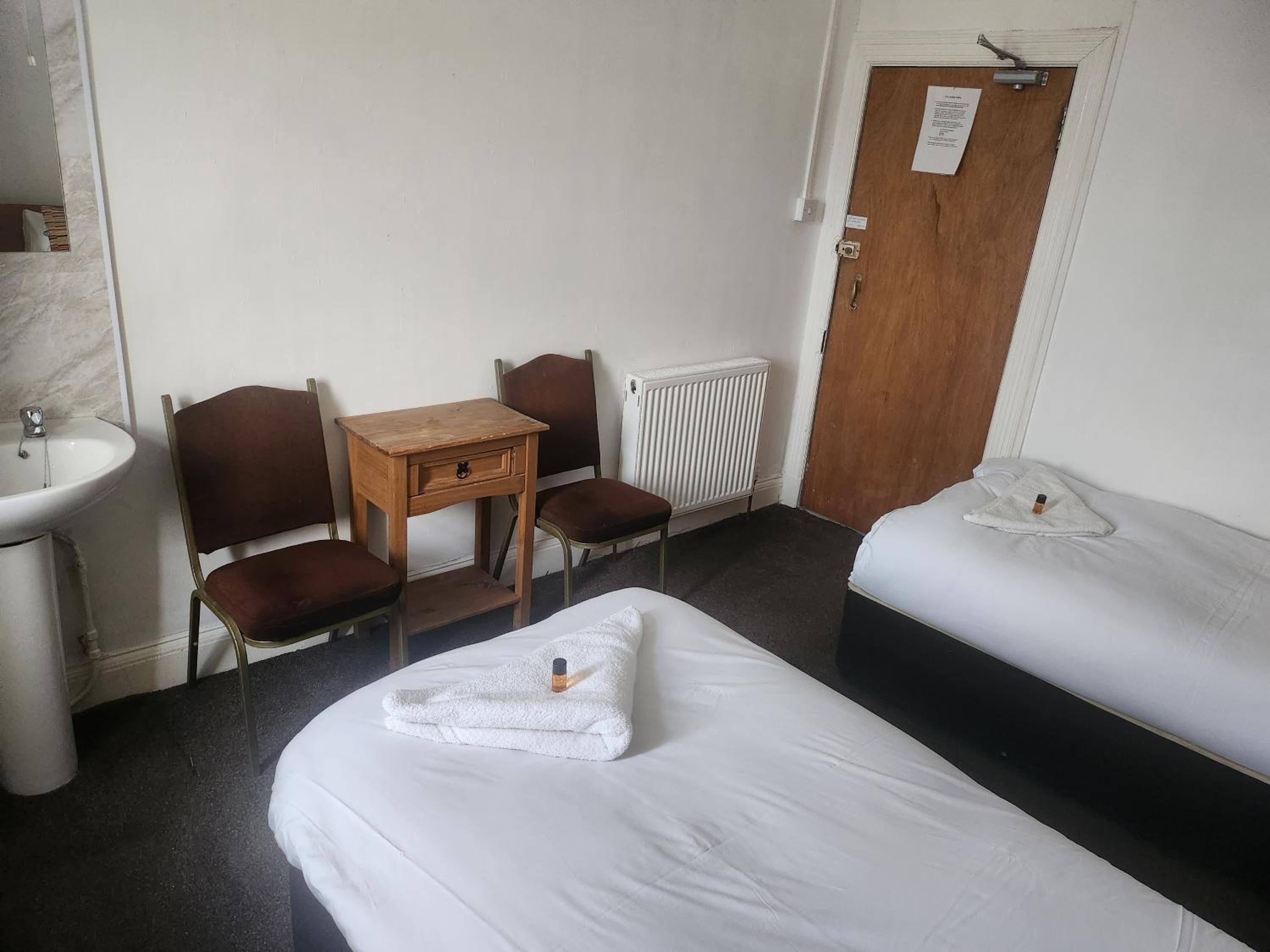 Budget Twin Room - Photo 3