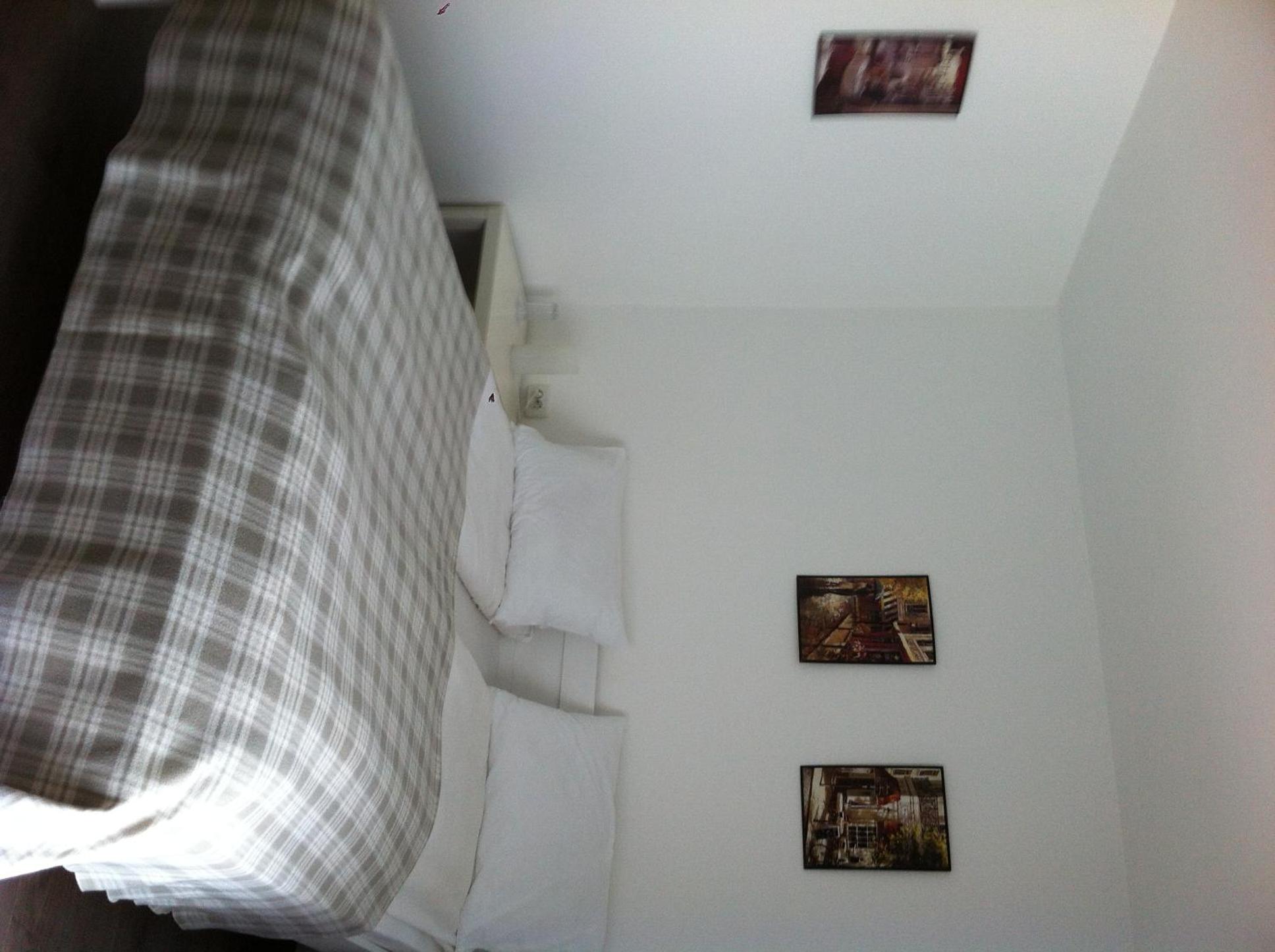 Twin Room with Pool View - Photo 4