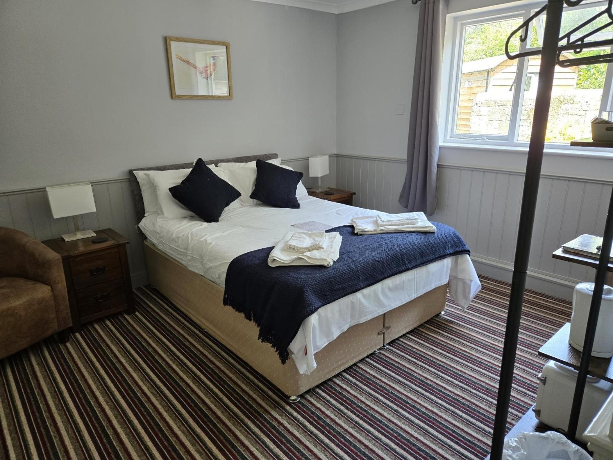 Large Double Room - Photo 6