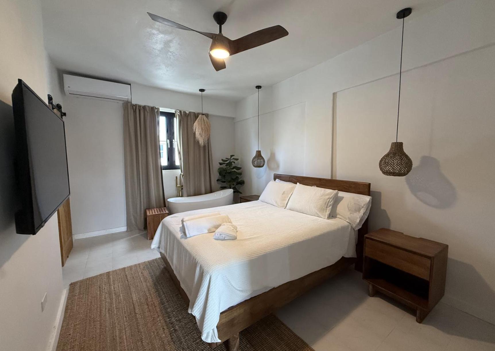 Deluxe Queen Suite