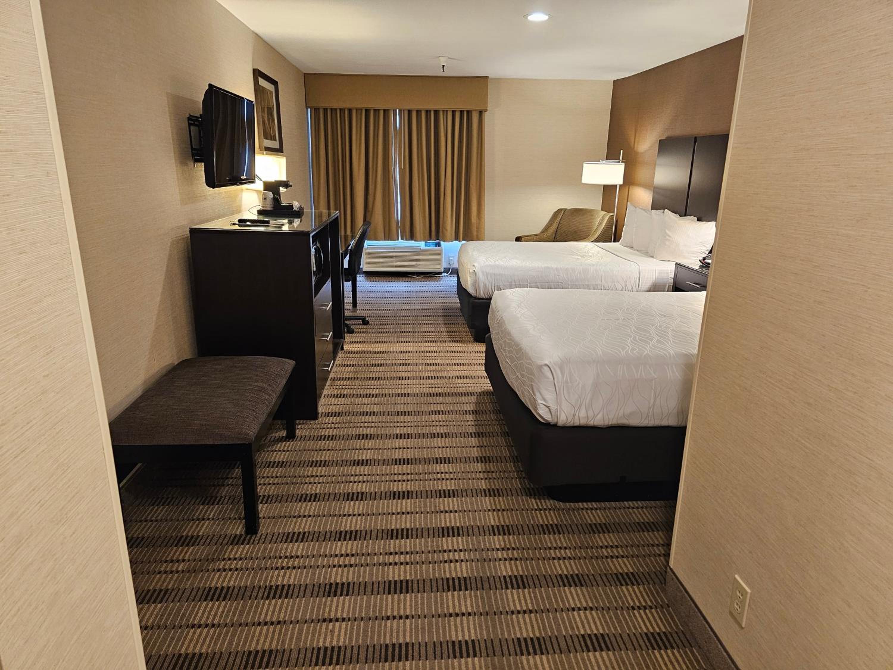 Queen Room with Two Queen Beds - Photo 2