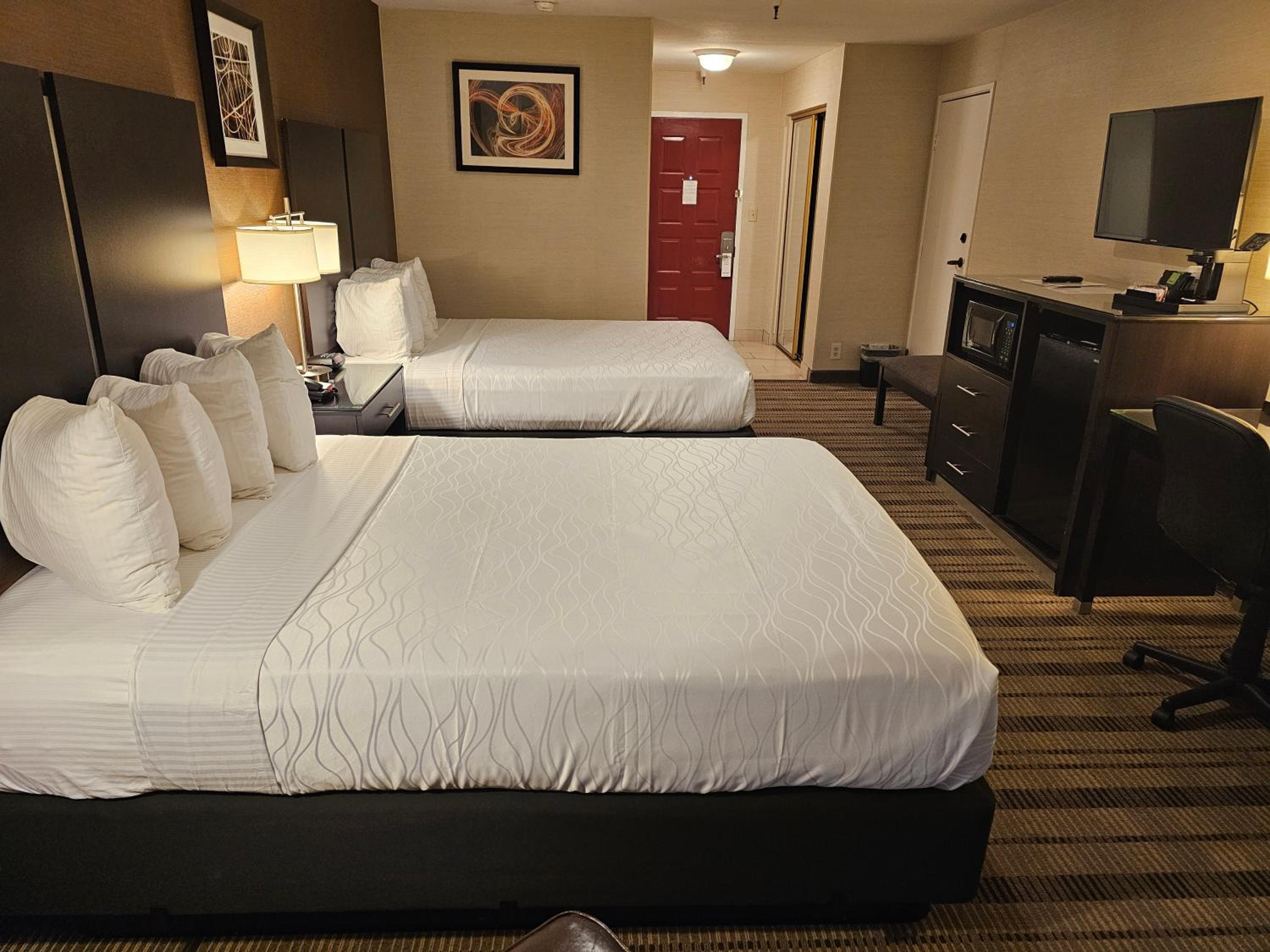 Queen Room with Two Queen Beds - Photo 3