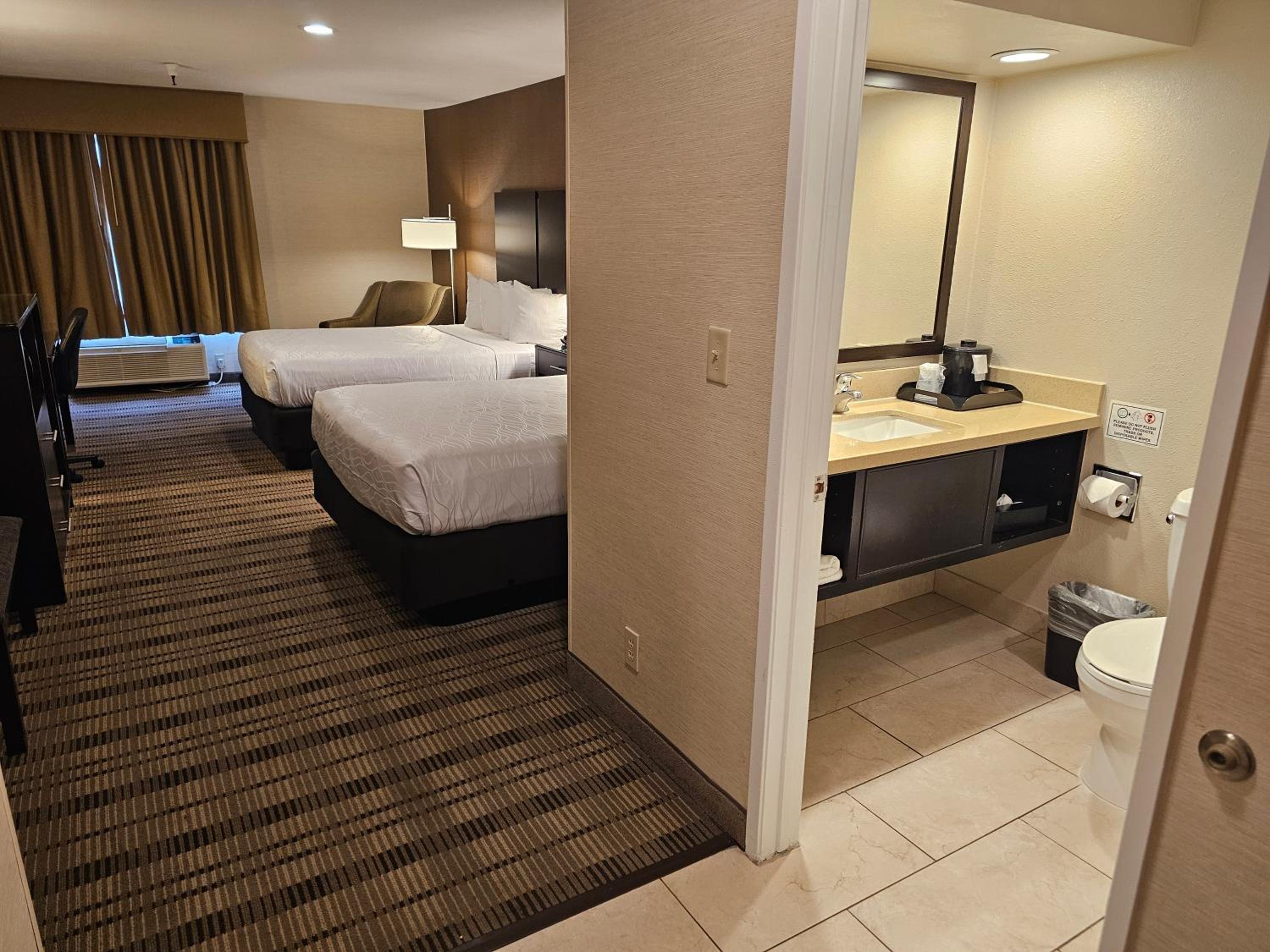 Queen Room with Two Queen Beds - Photo 4
