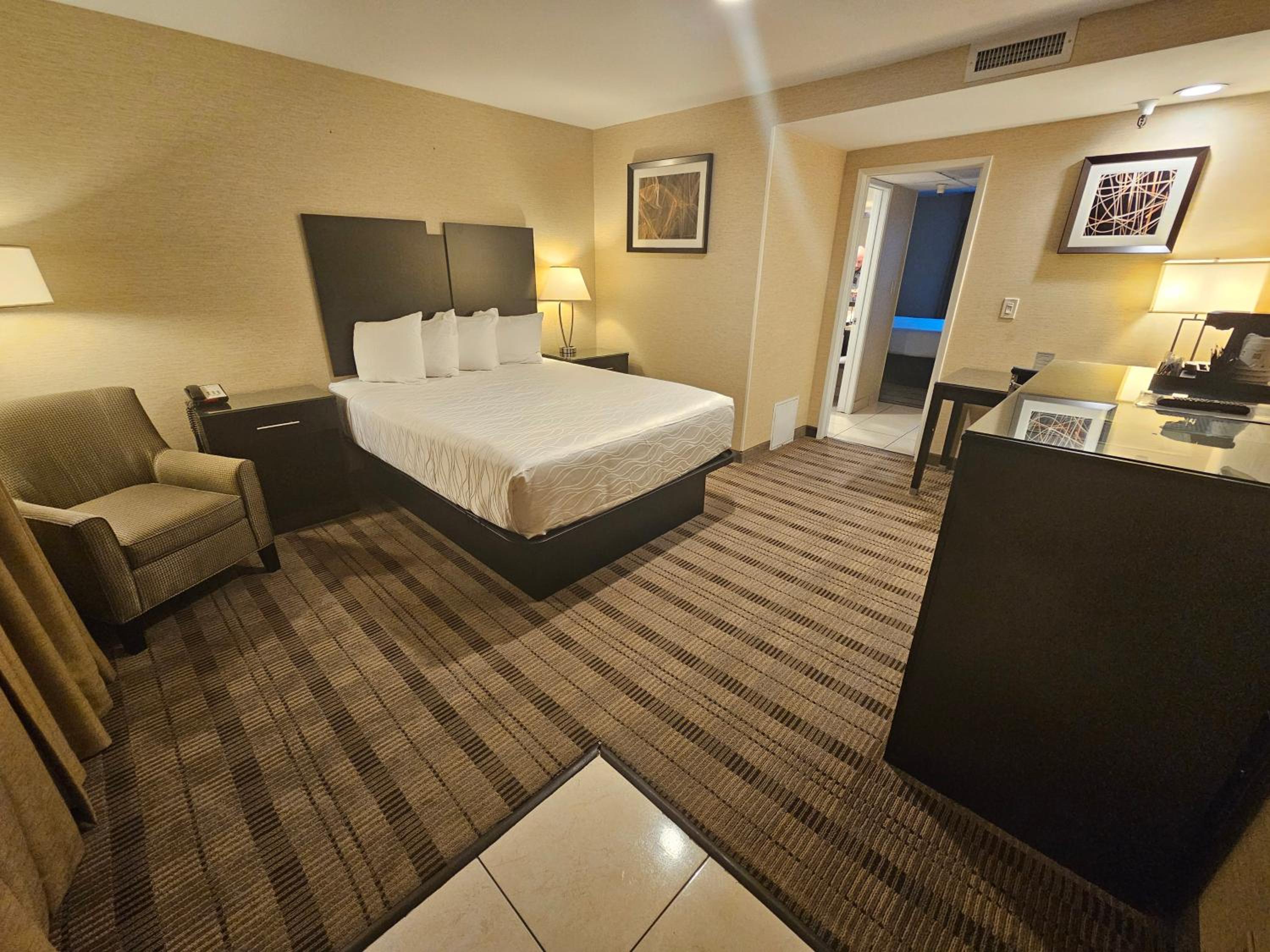 Two-Bedroom Suite with One King Bed and One Queen Bed - Non-Smoking - Photo 4