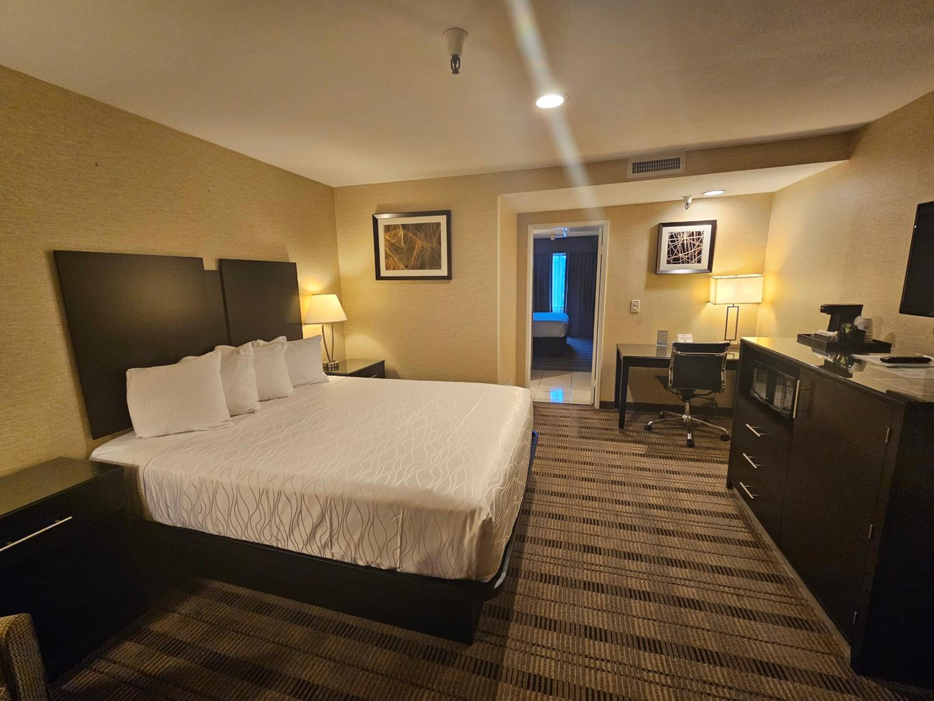 Two-Bedroom Suite with One King Bed and One Queen Bed - Non-Smoking - Photo 7