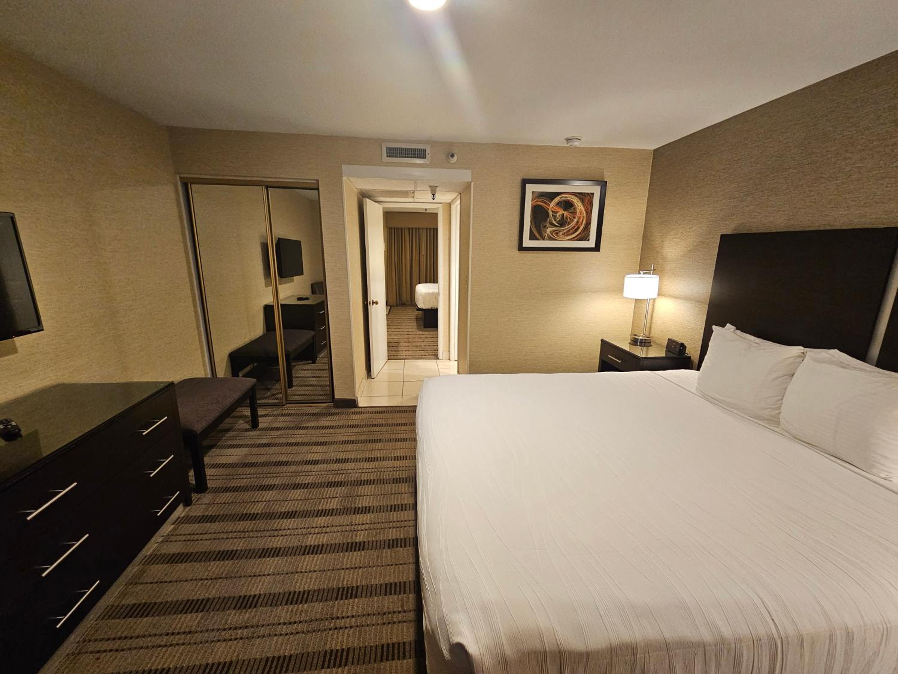 Two-Bedroom Suite with One King Bed and One Queen Bed - Non-Smoking - Photo 5