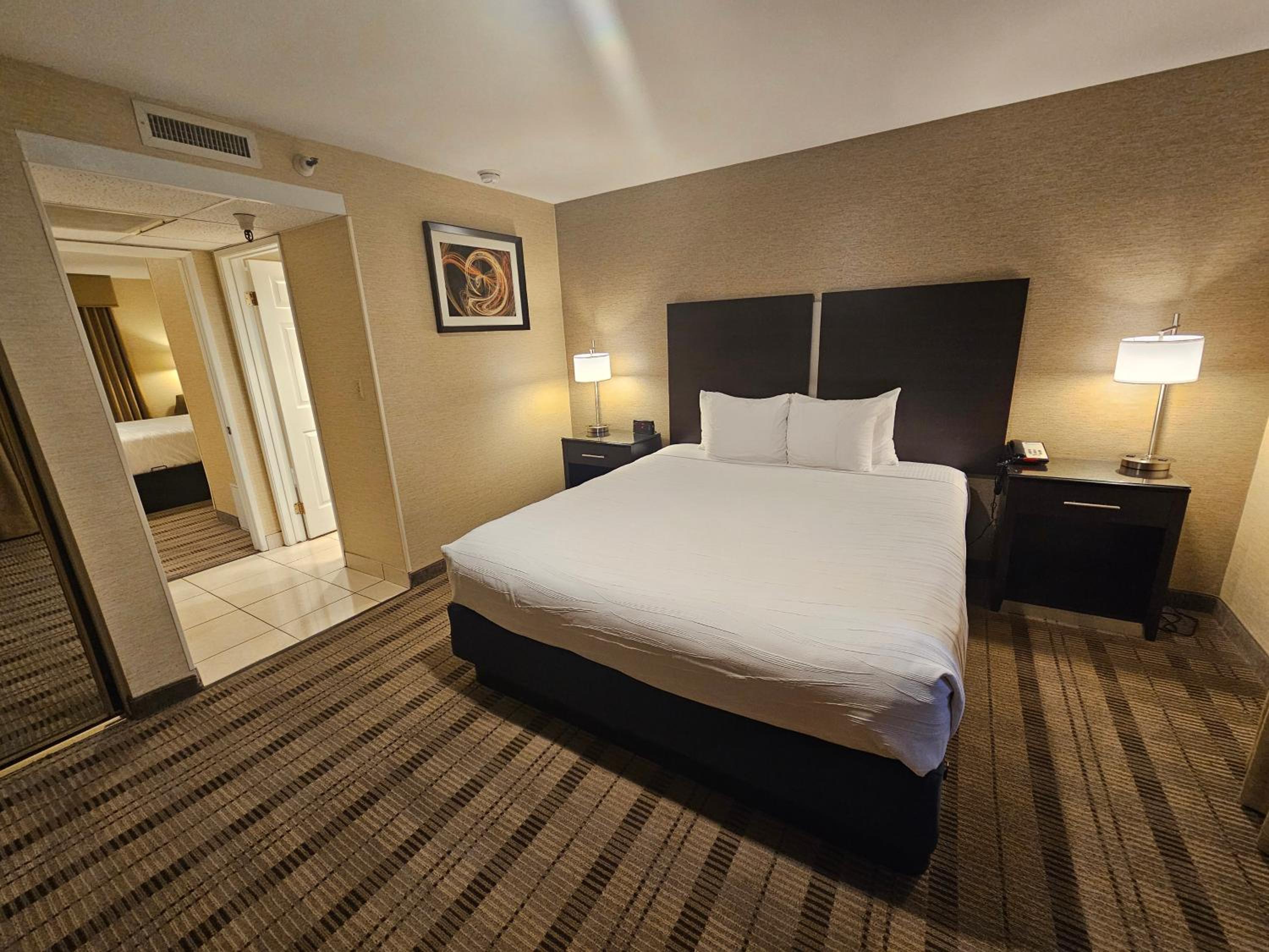 Two-Bedroom Suite with One King Bed and One Queen Bed - Non-Smoking - Photo 6