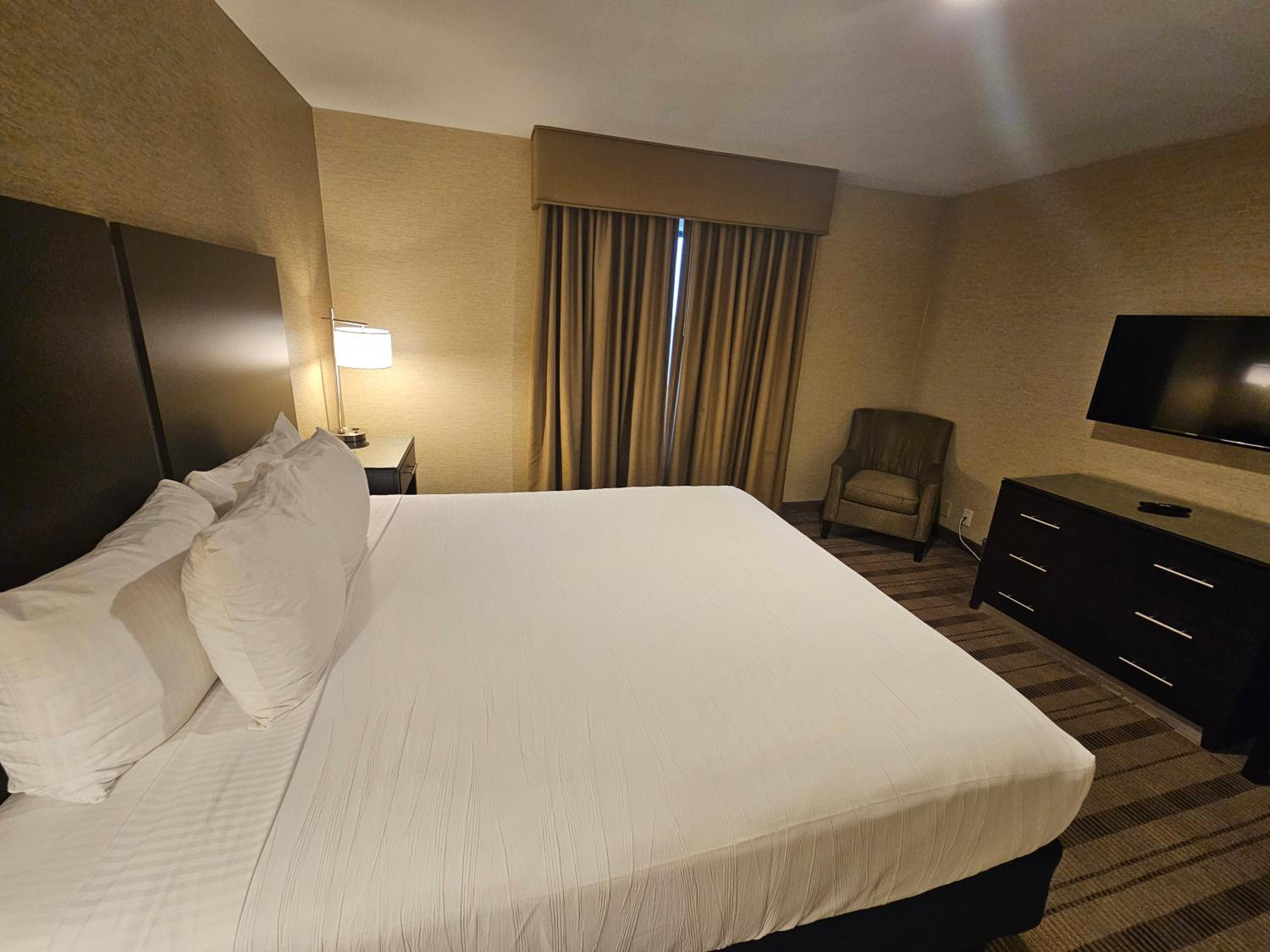 Two-Bedroom Suite with One King Bed and One Queen Bed - Non-Smoking - Photo 8