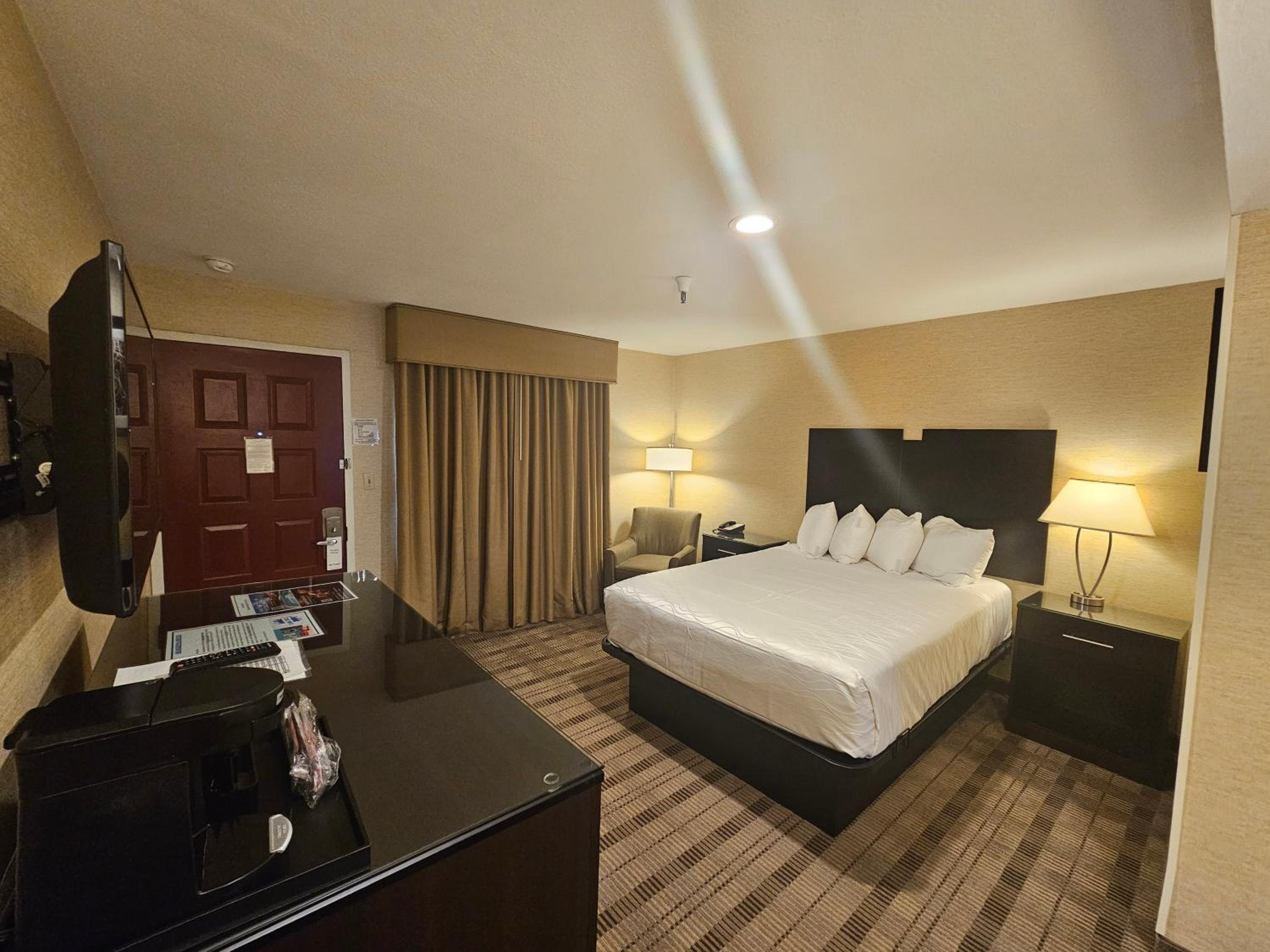 Two-Bedroom Suite with One King Bed and One Queen Bed - Non-Smoking - Photo 9