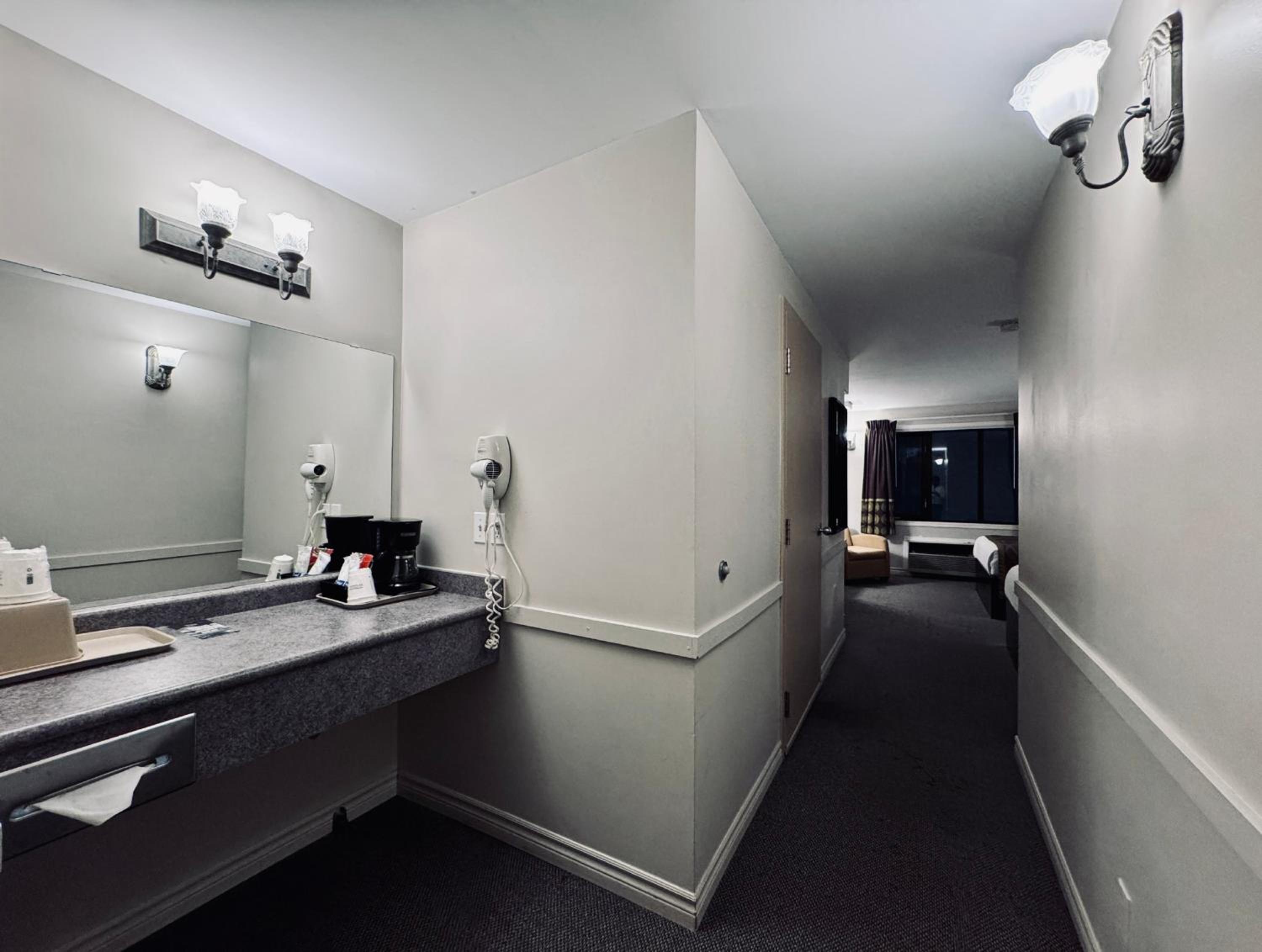 Queen Suite with Two Queen Beds and bath Tub - Mobility Accessible/Non-Smoking - Photo 4