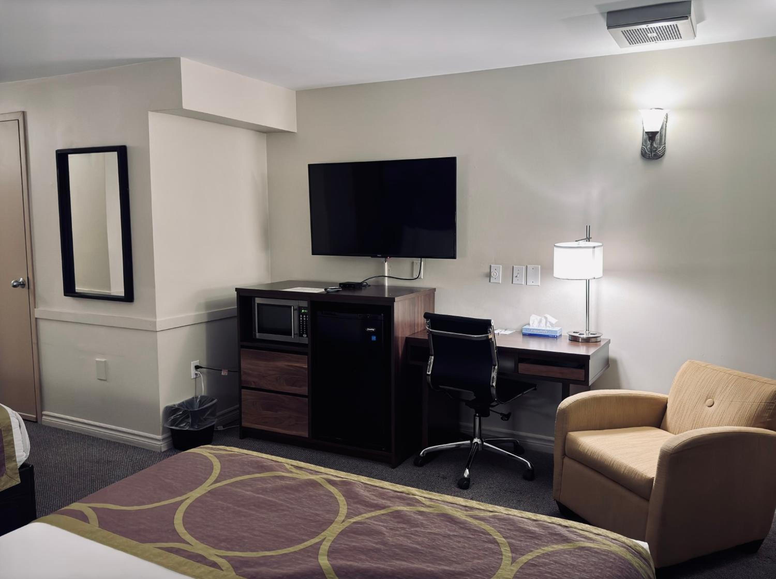 Queen Suite with Two Queen Beds and bath Tub - Mobility Accessible/Non-Smoking - Photo 3