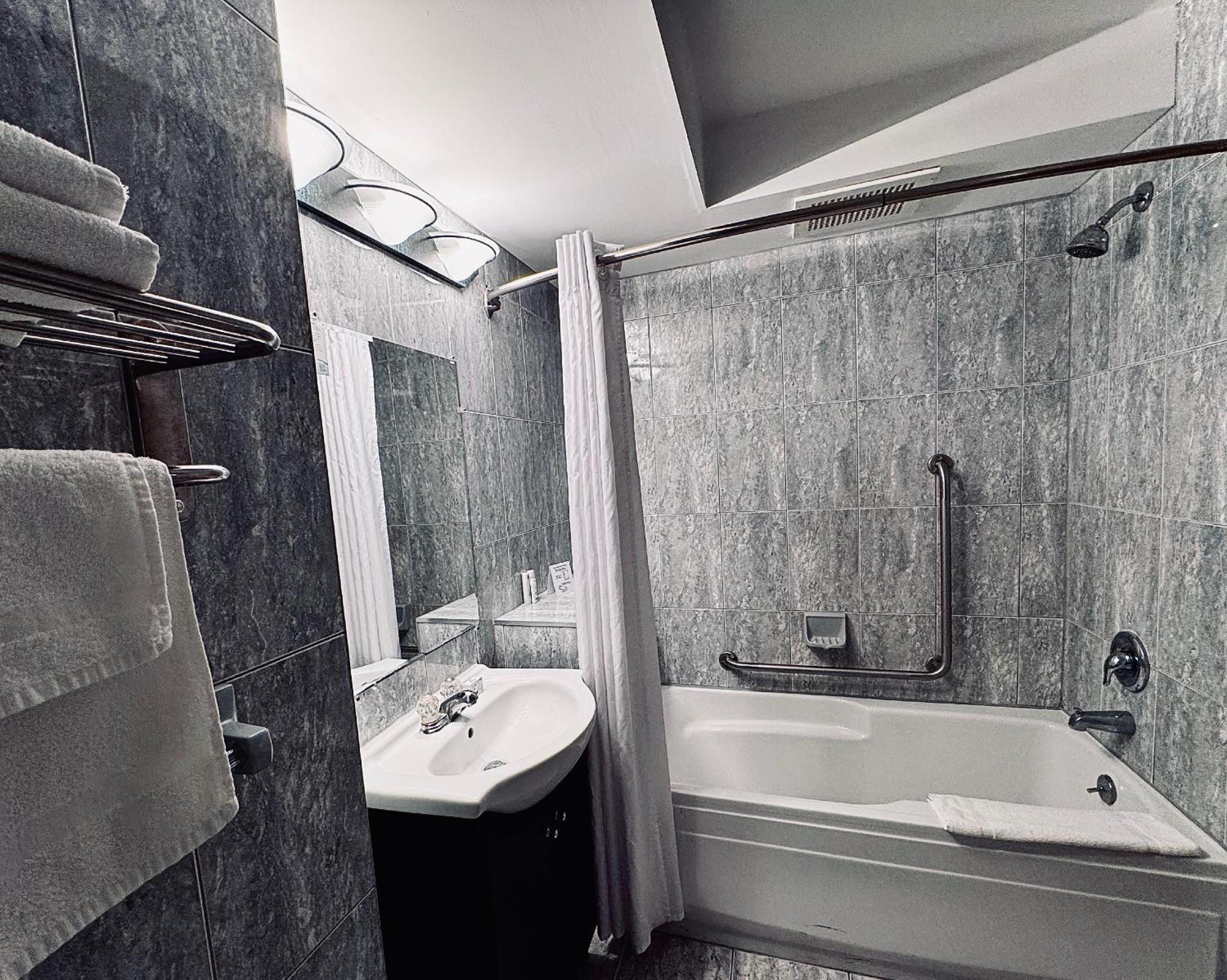 Queen Suite with Two Queen Beds and bath Tub - Mobility Accessible/Non-Smoking - Photo 2