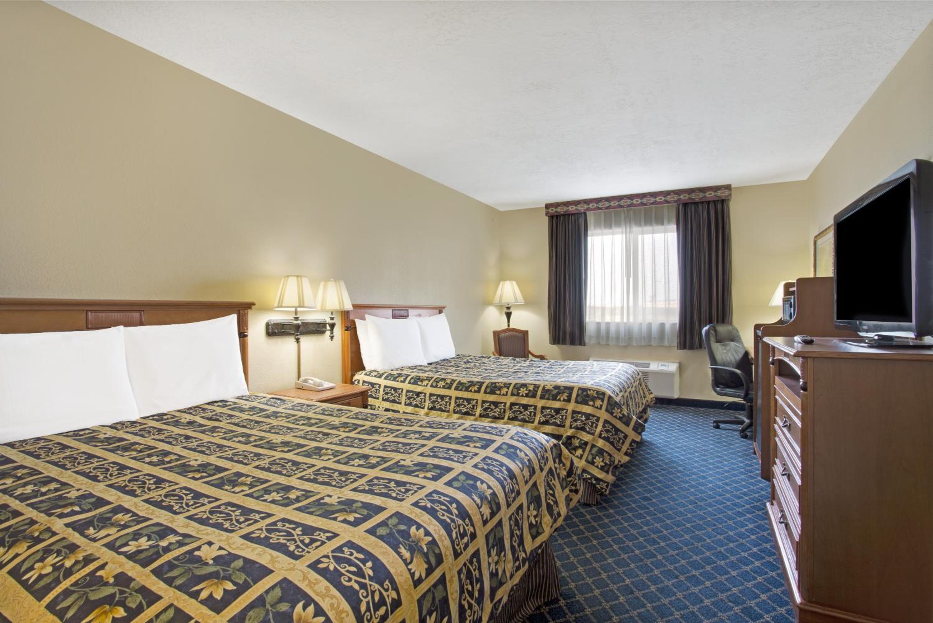 Queen Room with Two Queen Beds - Non-Smoking - Photo 2